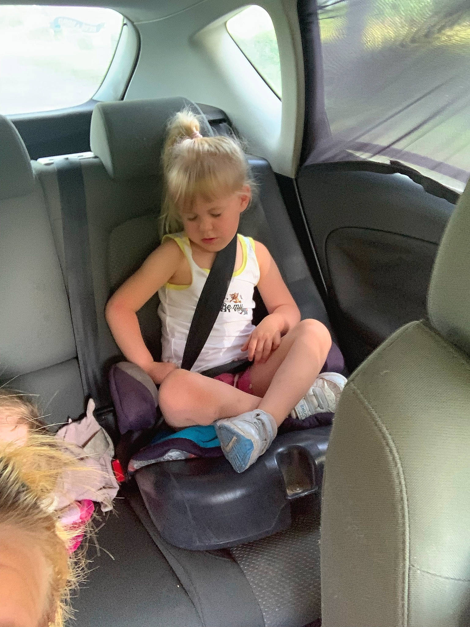 Kenza a rejoint le concours — aidez-le/la à gagner de superbes lots ! auto_part, automotive_design, automotive_exterior, car, car_seat, car_seat_cover, comfort, door, head_restraint, mode_of_transport, motor_vehicle, person, personal_luxury_car, seat_belt, shorts, steering_part, steering_wheel, toddler, vehicle, vehicle_door