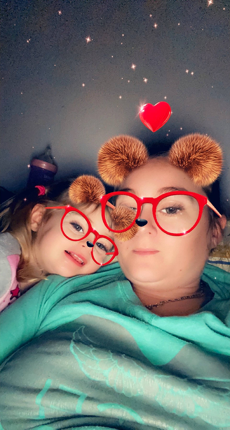 Kenza participe au concours pour gagner de l'argent avec cette photo : cool, eye, eyebrow, eyelash, eyewear, facial_expression, fawn, finger, gesture, glasses, hairstyle, happy, head, headgear, interaction, organ, organism, person, skin, smile