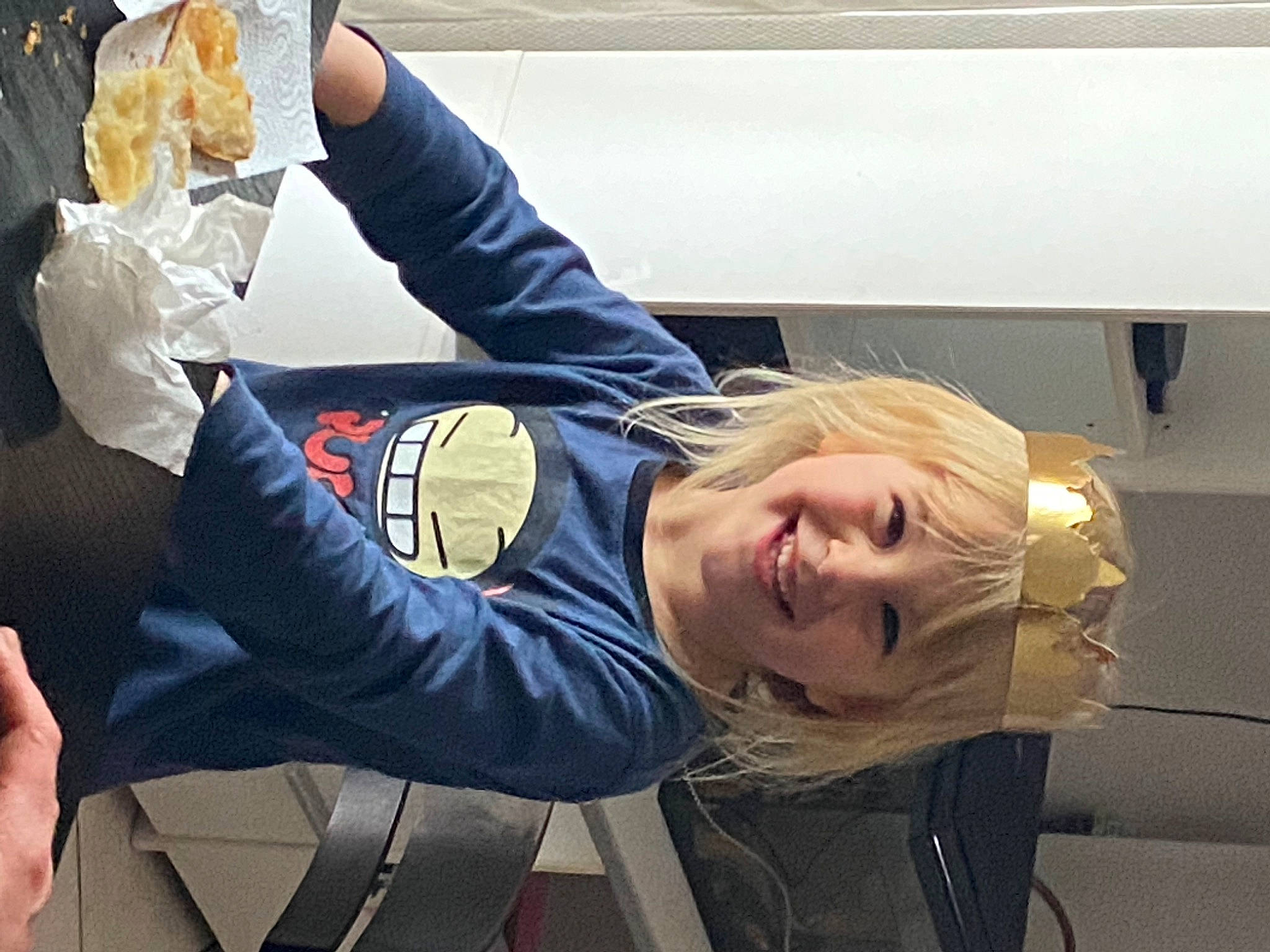 Kenza participe au concours pour gagner de l'argent avec cette photo : child, comfort_food, elbow, fun, gesture, joint, joy, junk_food, luxury_vehicle, person, sitting, smile, travel