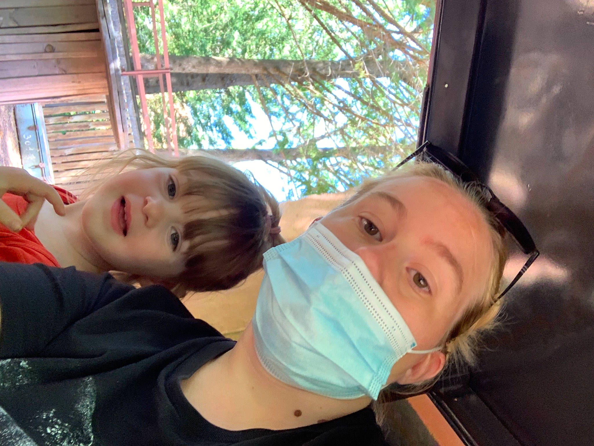 Neyla a rejoint le concours — aidez-le/la à gagner de superbes lots ! baby, baby_products, cheek, child, chin, face, fun, grass, happy, iris, leisure, mouth, nose, person, recreation, sitting, skin, toddler, tree, vacation