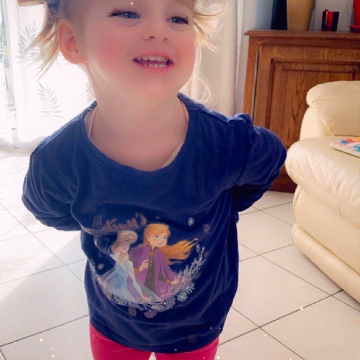 Neyla participe au concours pour gagner de l'argent avec cette photo : baby_toddler_clothing, blue, cheek, clothing, eye, hair, hairstyle, happy, head, headwear, iris, mouth, neck, nose, organ, person, shoulder, skin, sleeve, smile