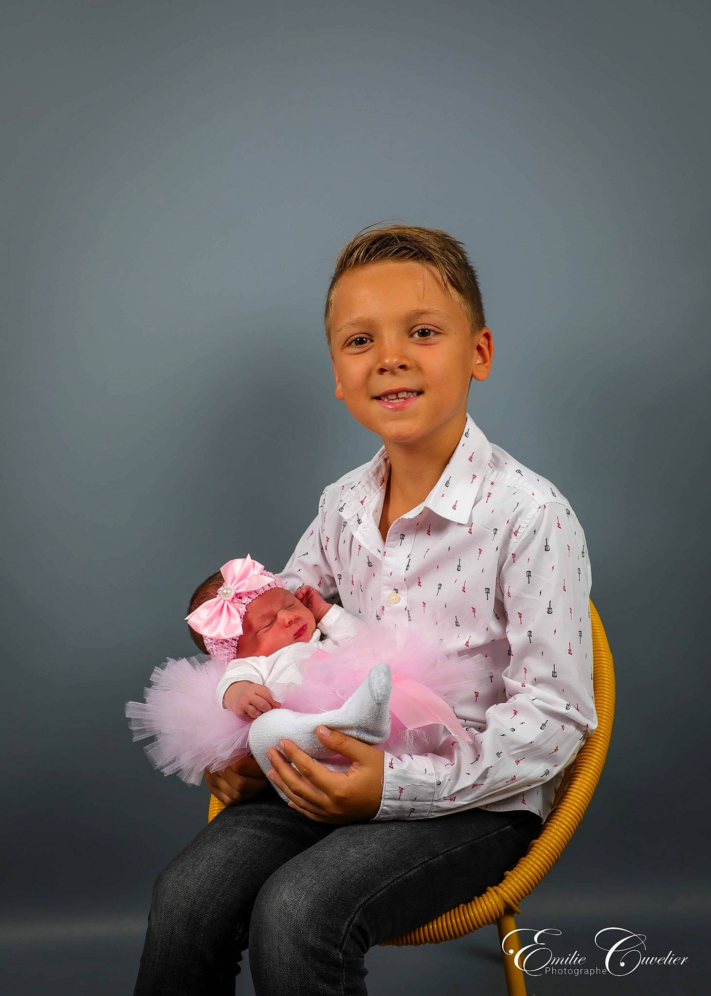 Lucas a rejoint le concours — aidez-le/la à gagner de superbes lots ! baby, child, family, happy, headwear, joy, person, photography, pink, portrait, sitting, smile, toddler