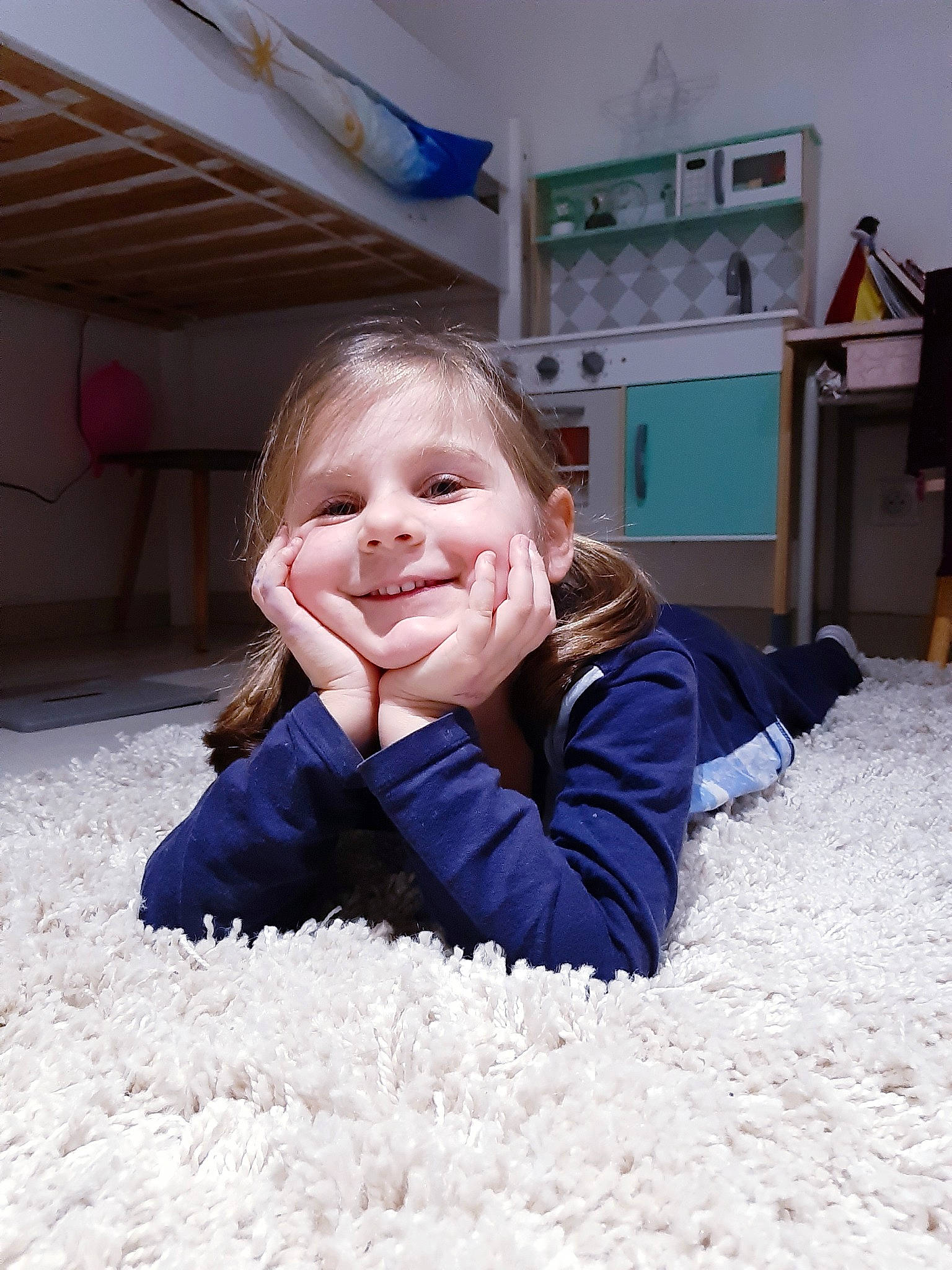 Augustine a rejoint le concours — aidez-le/la à gagner de superbes lots ! child, comfort, flooring, fun, fur, grass, happy, joy, laugh, leisure, nose, person, play, portrait_photography, room, sitting, smile, toddler, vacation, winter