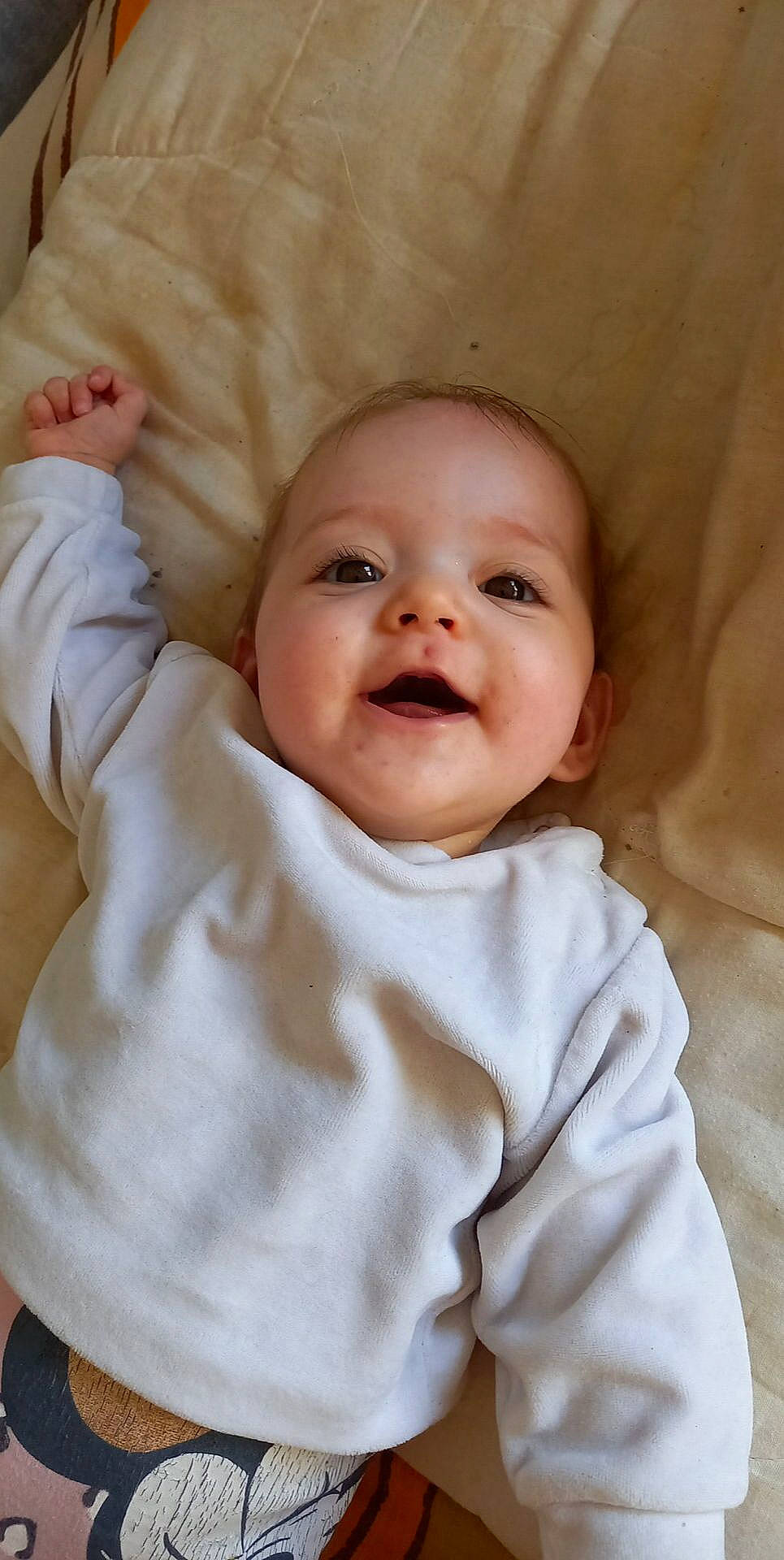 Malyana participe au concours pour gagner de l'argent avec cette photo : baby, baby_toddler_clothing, cheek, chin, collar, comfort, eye, eyebrow, happy, iris, lip, mouth, nose, outerwear, person, pink, product, skin, sleeve, smile