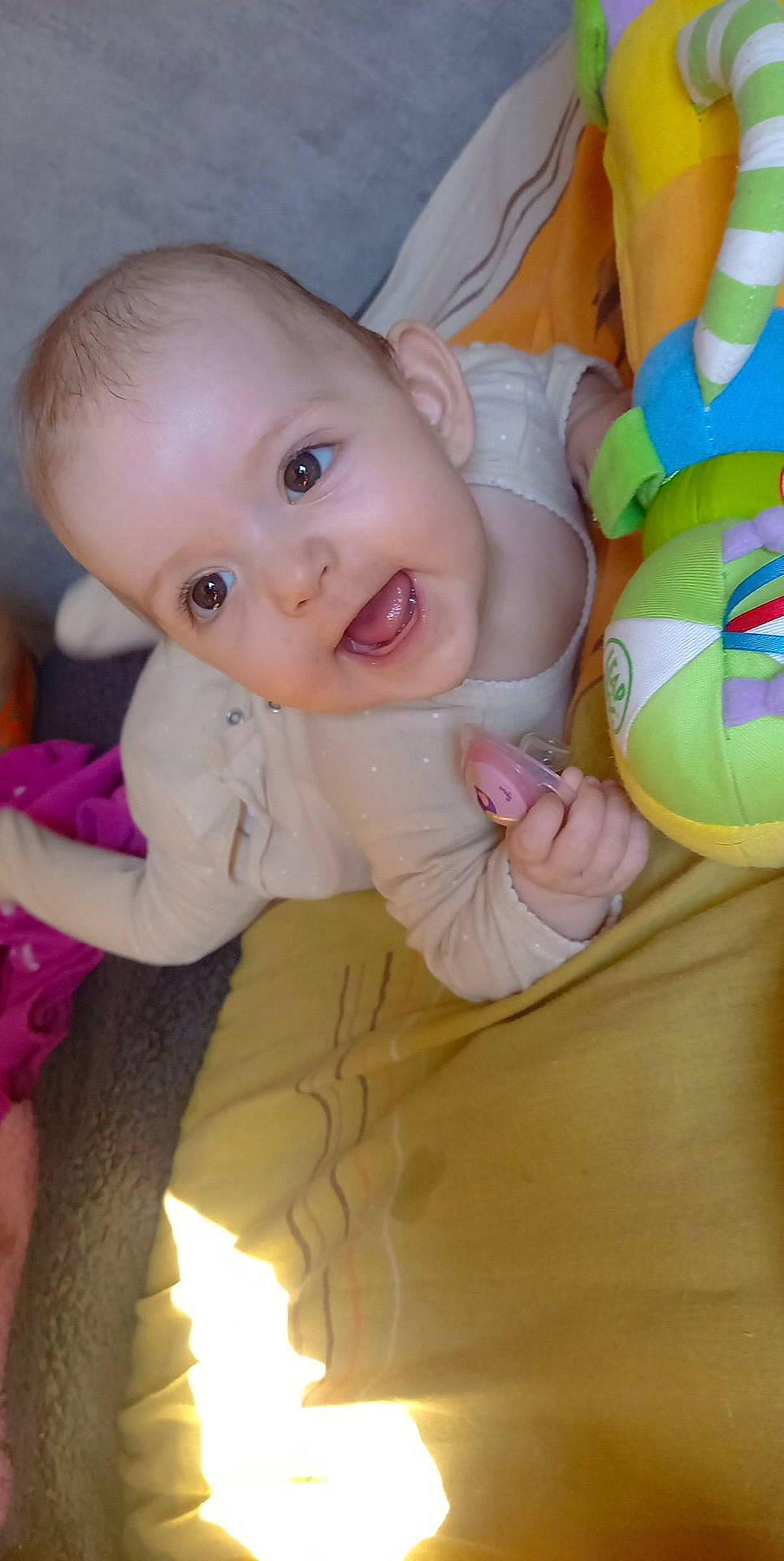 Malyana a rejoint le concours — aidez-le/la à gagner de superbes lots ! baby, baby_toddler_clothing, cheek, eye, finger, gesture, hand, happy, human_body, iris, lip, mouth, nose, person, pink, skin, sleeve, smile, thumb, toddler