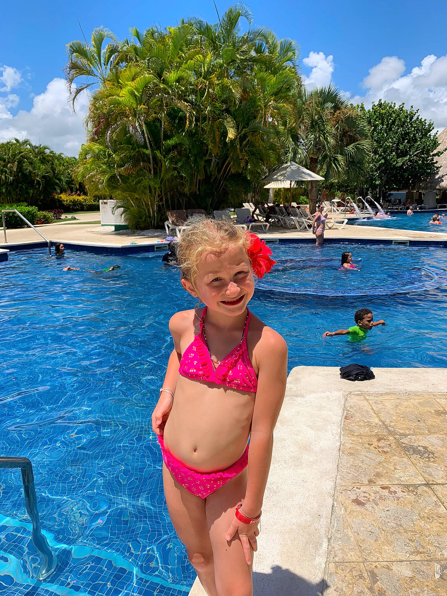 Lalie a rejoint le concours — aidez-le/la à gagner de superbes lots ! abdomen, aqua, arecales, bikini, brassiere, chest, fun, joy, leisure, person, recreation, summer, swimming_pool, swimsuit_bottom, swimsuit_top, swimwear, thigh, tree, trunk, undergarment