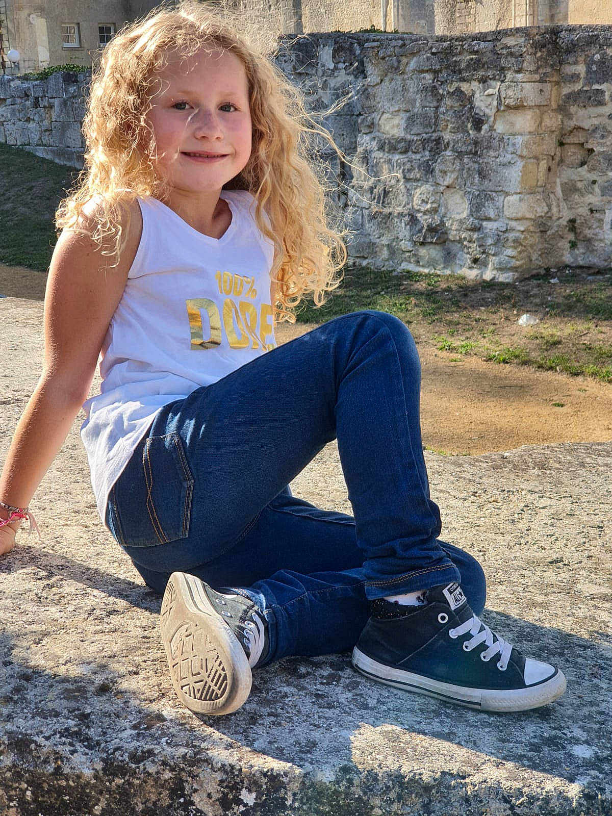 Lalie participe au concours pour gagner de l'argent avec cette photo : active_tank, beauty, blond, child_model, denim, footwear, jeans, joy, long_hair, outdoor_shoe, person, photo_shoot, pocket, shoe, sleeveless_shirt, sneakers, street_fashion, style, t_shirt, textile