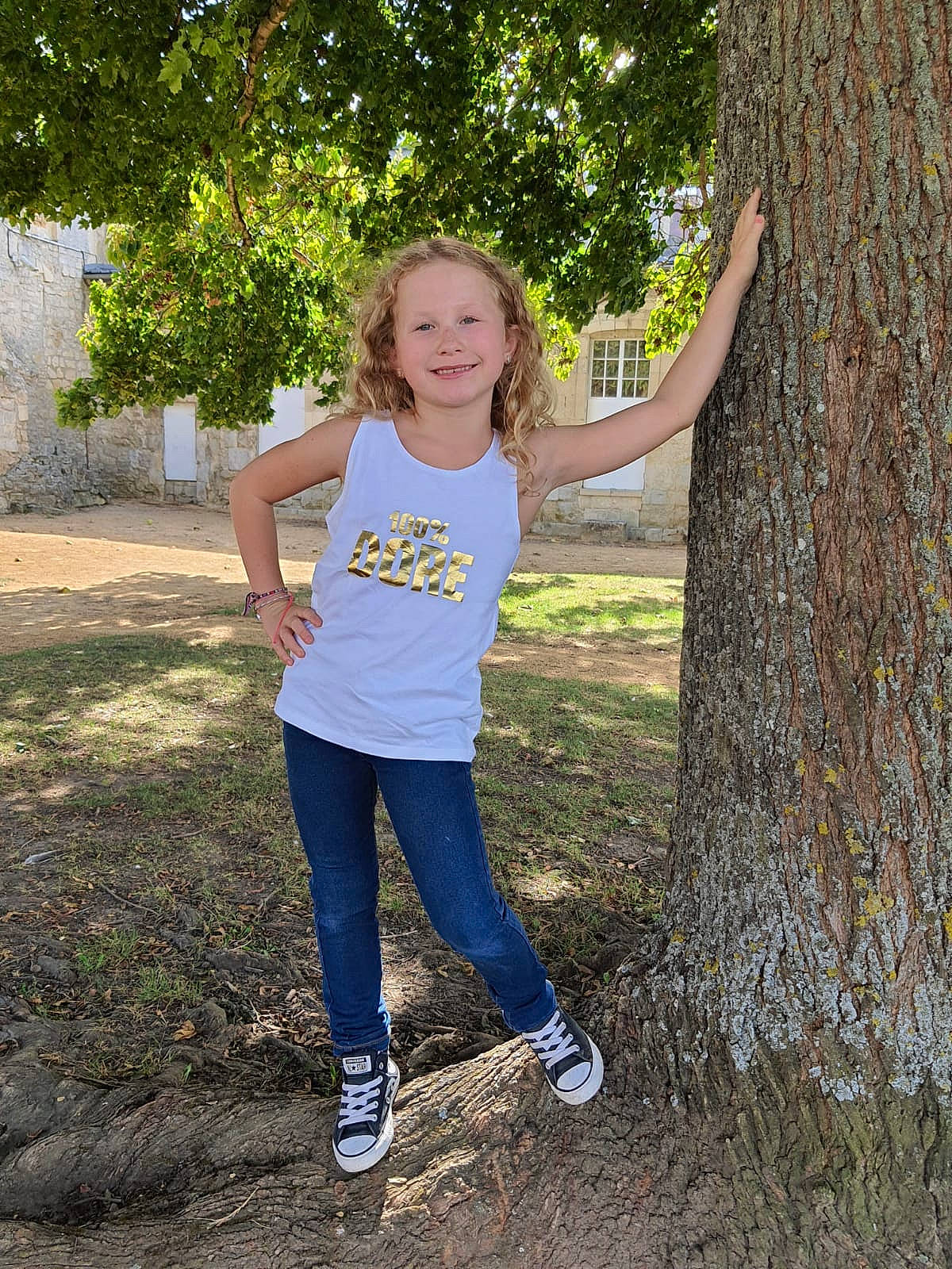 Lalie participe au concours pour gagner de l'argent avec cette photo : active_pants, active_tank, blond, denim, joy, outdoor_shoe, people_in_nature, person, shoe, sneakers, standing, summer, sweatpant, tree, trunk, walking_shoe