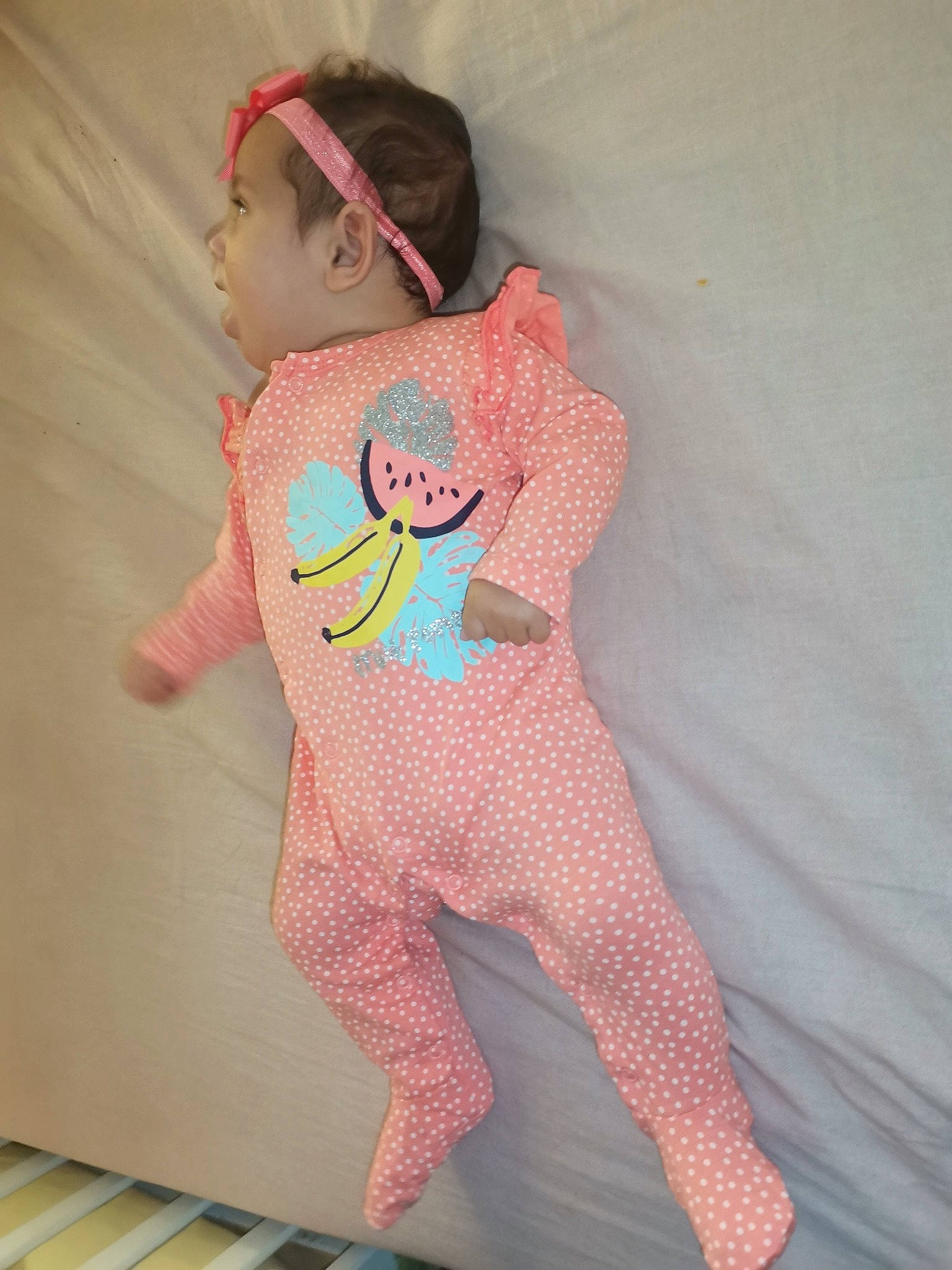 Mariam participe au concours pour gagner de l'argent avec cette photo : baby_products, baby_toddler_clothing, doll, fawn, grey, head, human_body, human_leg, linens, magenta, pattern, person, pink, sleeve, sock, stuffed_toy, t_shirt, textile, thigh, toddler