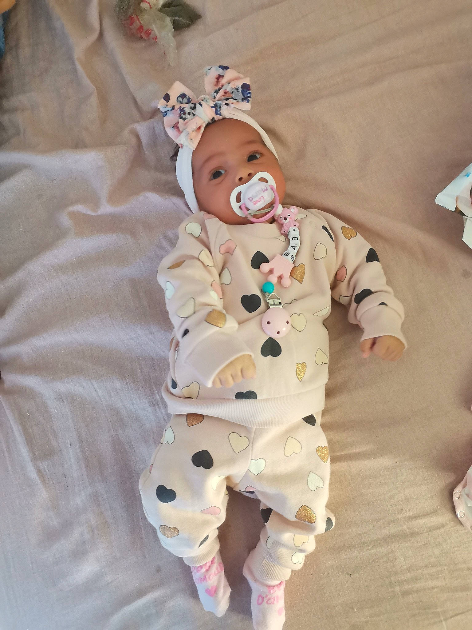 Mariam a rejoint le concours — aidez-le/la à gagner de superbes lots ! baby, baby_products, baby_toddler_clothing, child, comfort, costume, fashion_design, headwear, linens, nightwear, pajamas, pattern, peach, person, personal_protective_equipment, room, skin, sleeve, smile, stuffed_toy