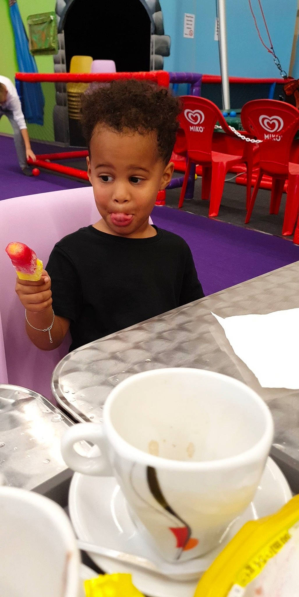 Willian participe au concours pour gagner de l'argent avec cette photo : arm, blue, cup, daytime, dishware, drinkware, event, face, finger, fun, green, hair, head, human, people, person, product, room, serveware, vertebrate