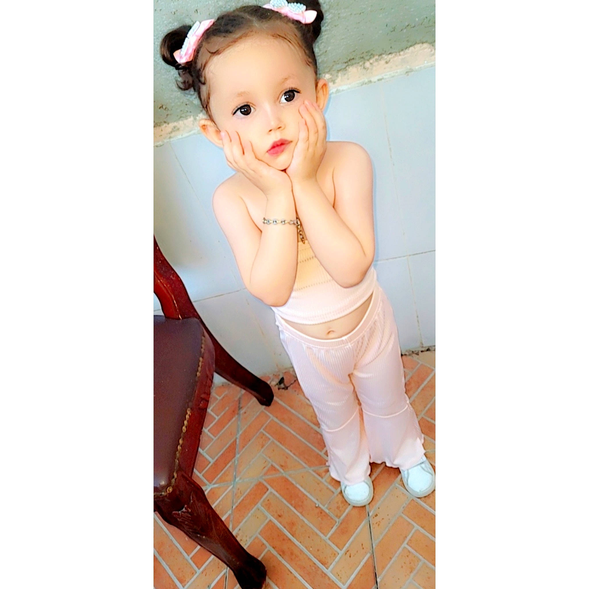 Soledad a rejoint le concours — aidez-le/la à gagner de superbes lots ! baby, baby_toddler_clothing, chest, child, comfort, elbow, fashion_accessory, foot, happy, human_leg, knee, leg, pattern, person, sandal, sitting, sleeve, sportswear, thigh, toddler