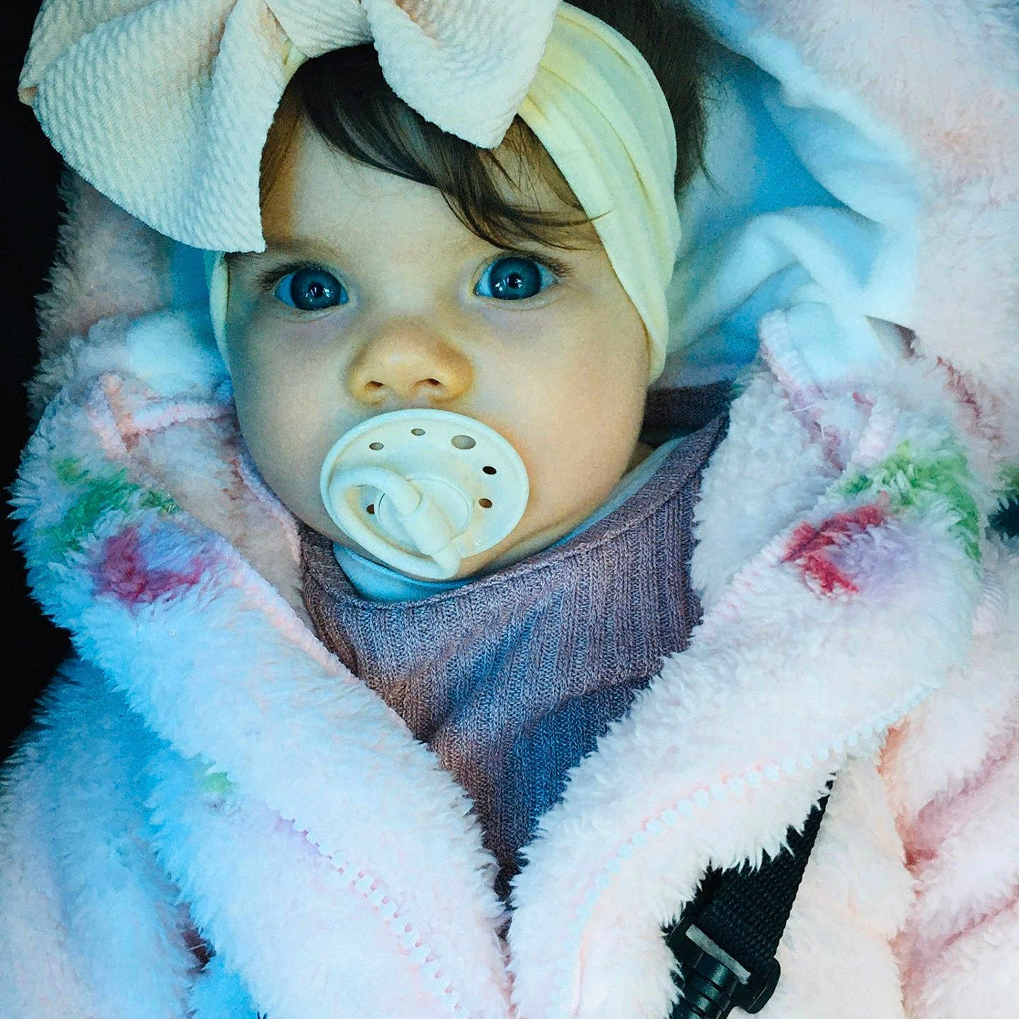 Enéa Laya participe au concours pour gagner de l'argent avec cette photo : baby, blanket, bodypart, bonnet, cap, clothing, coat, costume, face, finger, hand, hat, head, hood, jacket, knitwear, person, photography, portrait, sweater