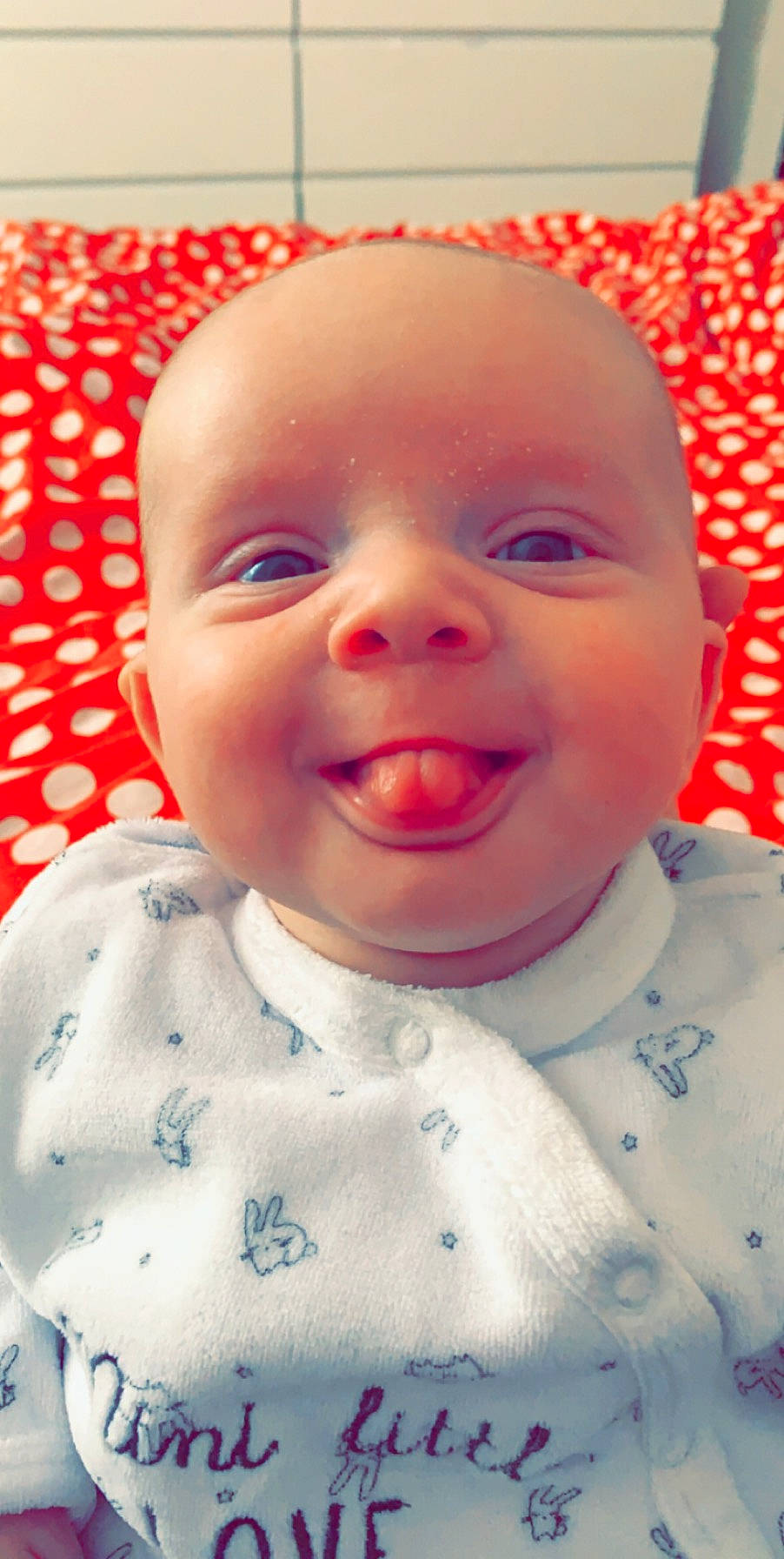 Antonin participe au concours pour gagner de l'argent avec cette photo : baby, baby_laughing, cheek, child, chin, face, facial_expression, forehead, head, joy, lip, nose, person, pink, skin, smile, toddler