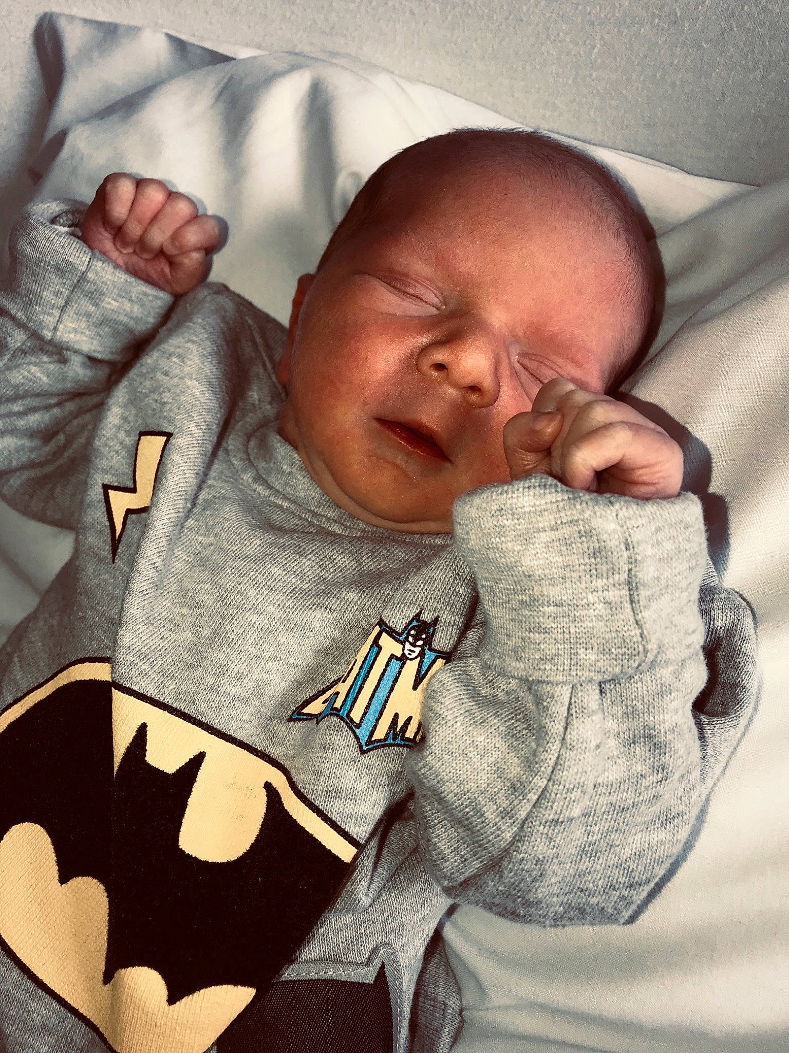 Antonin a rejoint le concours — aidez-le/la à gagner de superbes lots ! baby, child, fictional_character, finger, gesture, hand, illustration, person