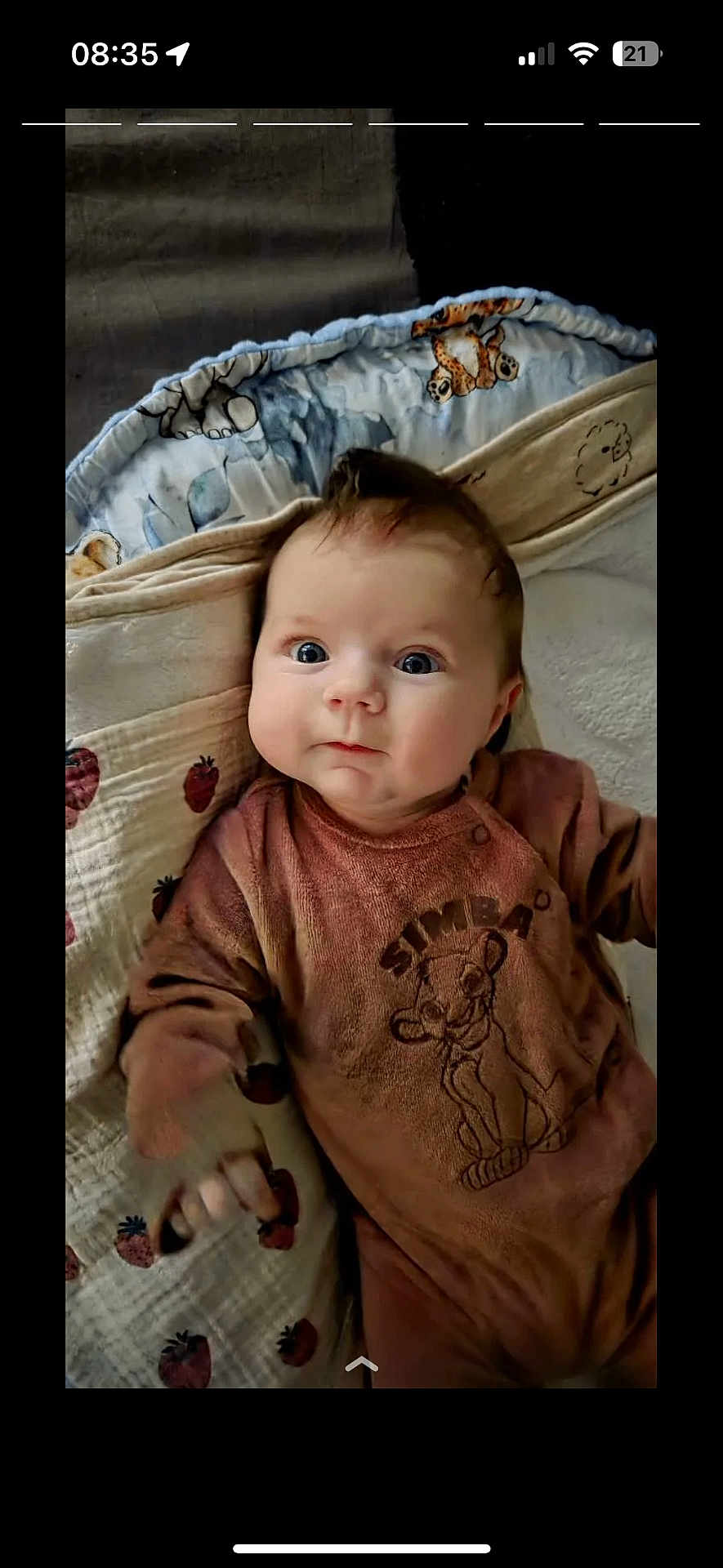 Mia a rejoint le concours — aidez-le/la à gagner de superbes lots ! baby, infant, child, face, eyes, blanket, clothing, simba, cute, lying_down, indoor, soft_toys, patterned_blanket, portrait, young_child, expression, curious, pink, brown, warm