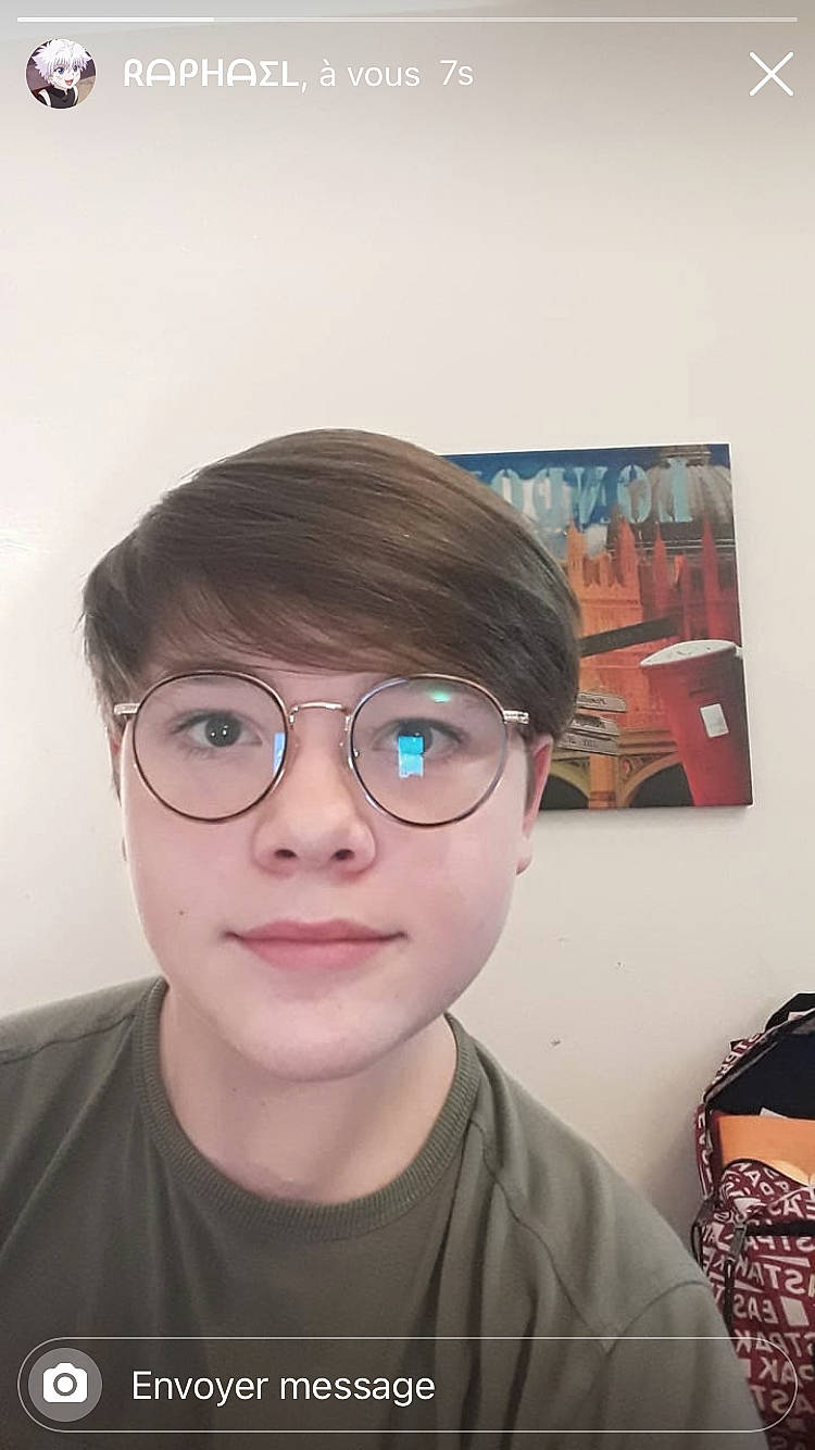 Mayliss a rejoint le concours — aidez-le/la à gagner de superbes lots ! art, black_hair, cheek, chin, clothing, cool, eye_glass_accessory, eyebrow, eyewear, forehead, fun, glasses, hairstyle, head, jaw, mouth, nose, person, sleeve, t_shirt