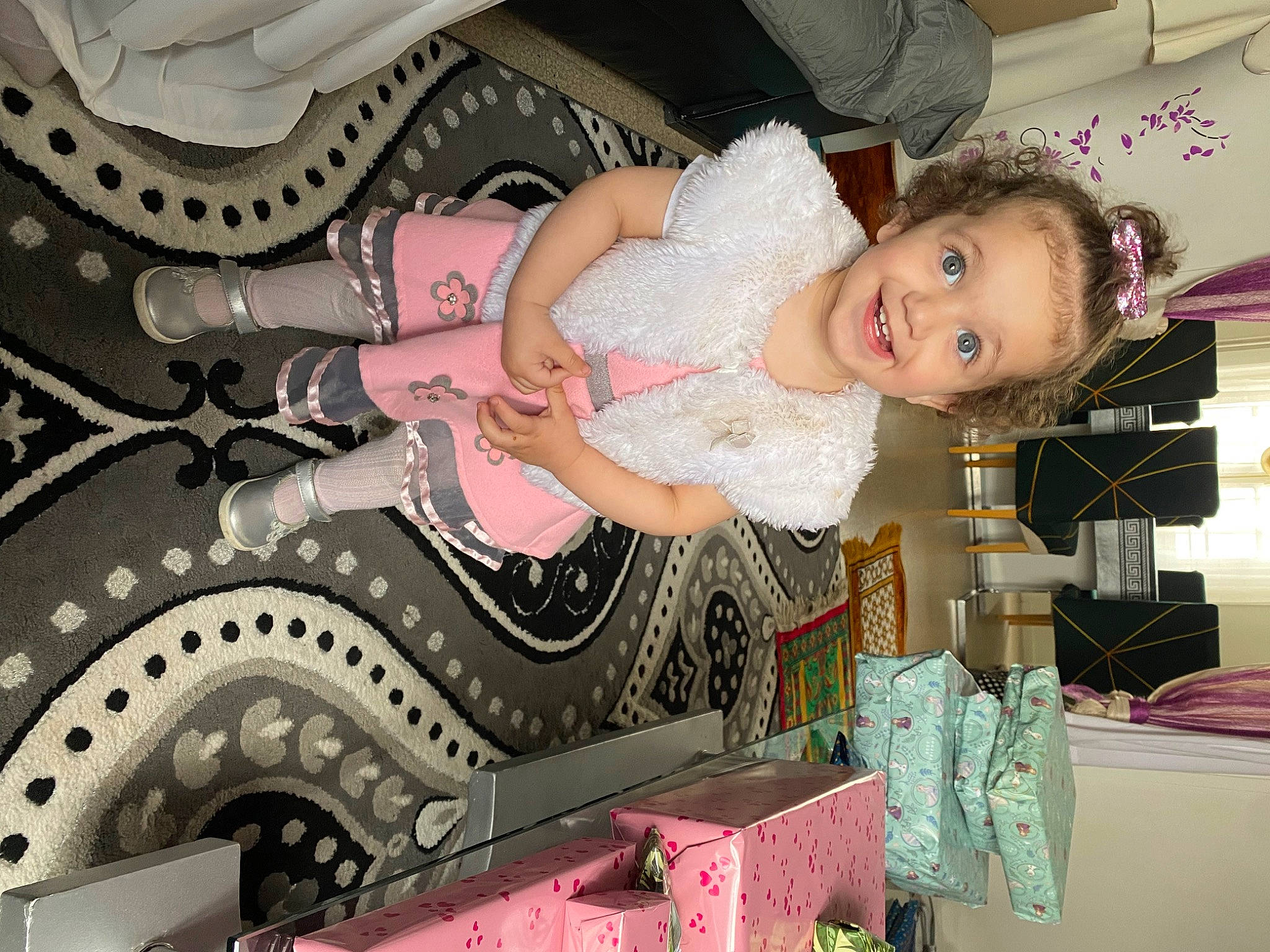 Soumaya participe au concours pour gagner de l'argent avec cette photo : art, baby, baby_toddler_clothing, child, embellishment, event, eye, fashion_design, fun, happy, joy, magenta, pattern, person, pink, room, smile, toddler, visual_arts