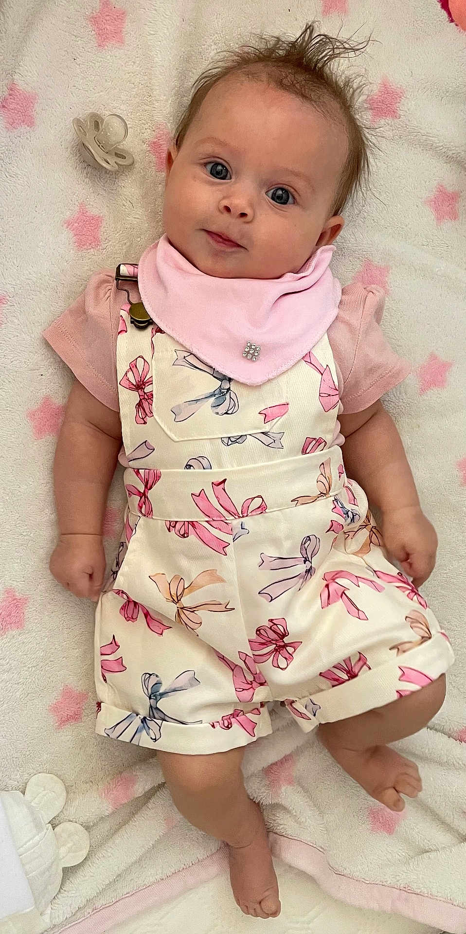 Inaya a rejoint le concours — aidez-le/la à gagner de superbes lots ! baby, infant, child, blanket, stars, pink, clothing, overalls, bib, face, eyes, hair, cute, lying_down, soft_texture, pattern, adorable, skin, foot, hand