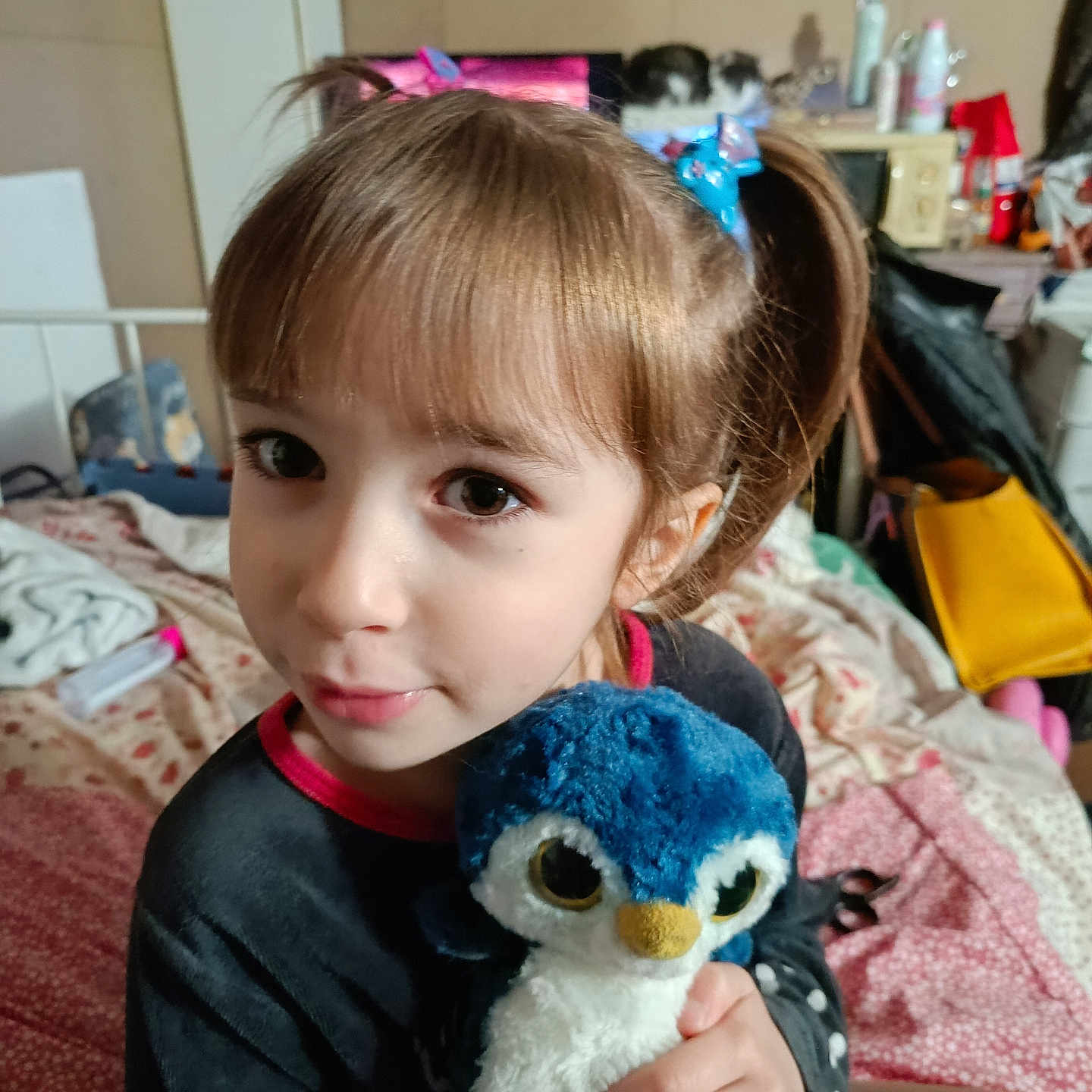 Giulia participe au concours pour gagner de l'argent avec cette photo : animal, bird, bodypart, child, couch, face, female, finger, furniture, girl, hand, head, indoors, person, photography, plush, portrait, shelf, teddybear, toy