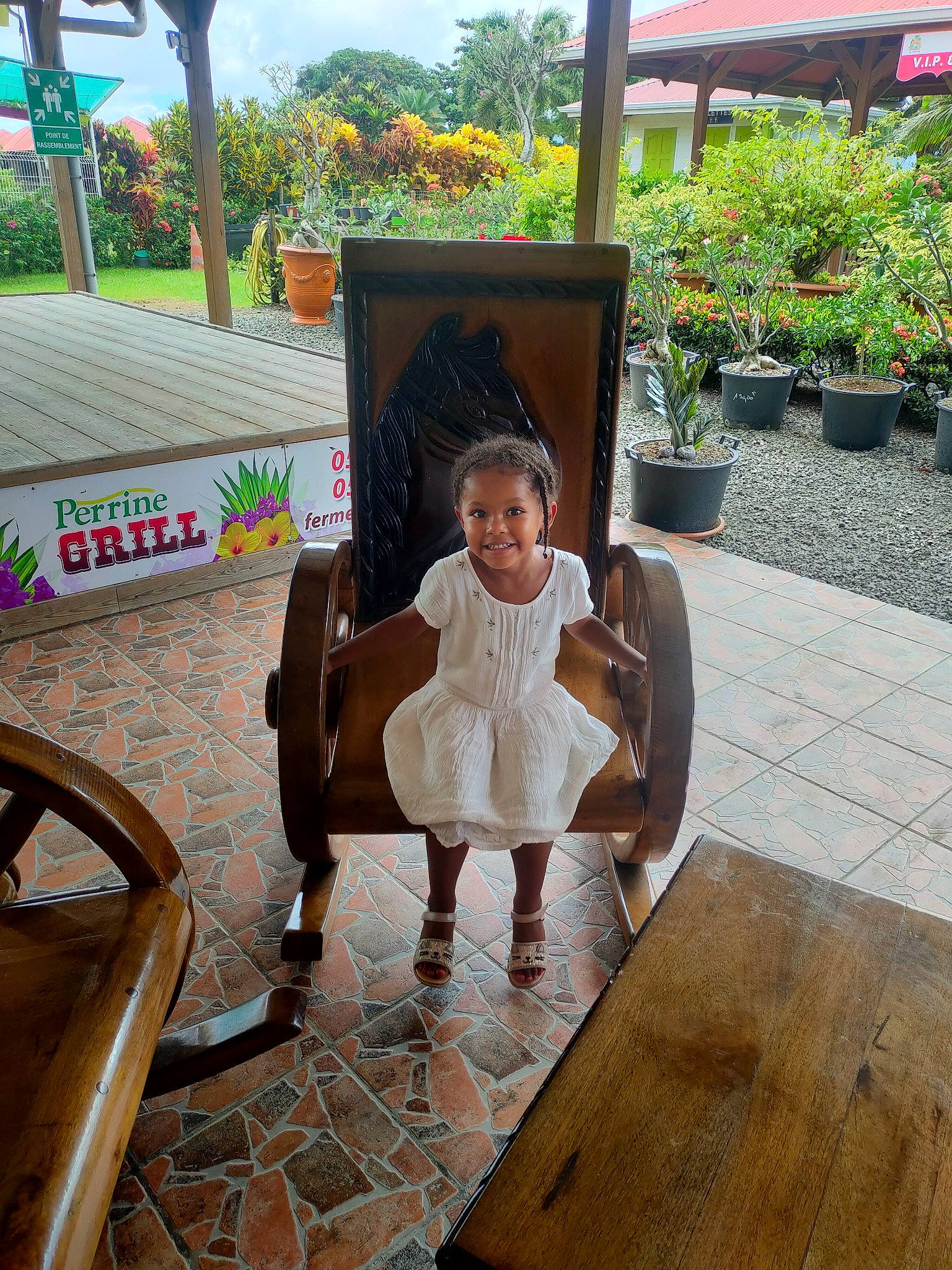 Eva a rejoint le concours — aidez-le/la à gagner de superbes lots ! chair, floor, flooring, flowerpot, fun, grass, hardwood, houseplant, interior_design, joy, leisure, living_room, outdoor_furniture, person, plant, property, real_estate, sky, summer, toddler