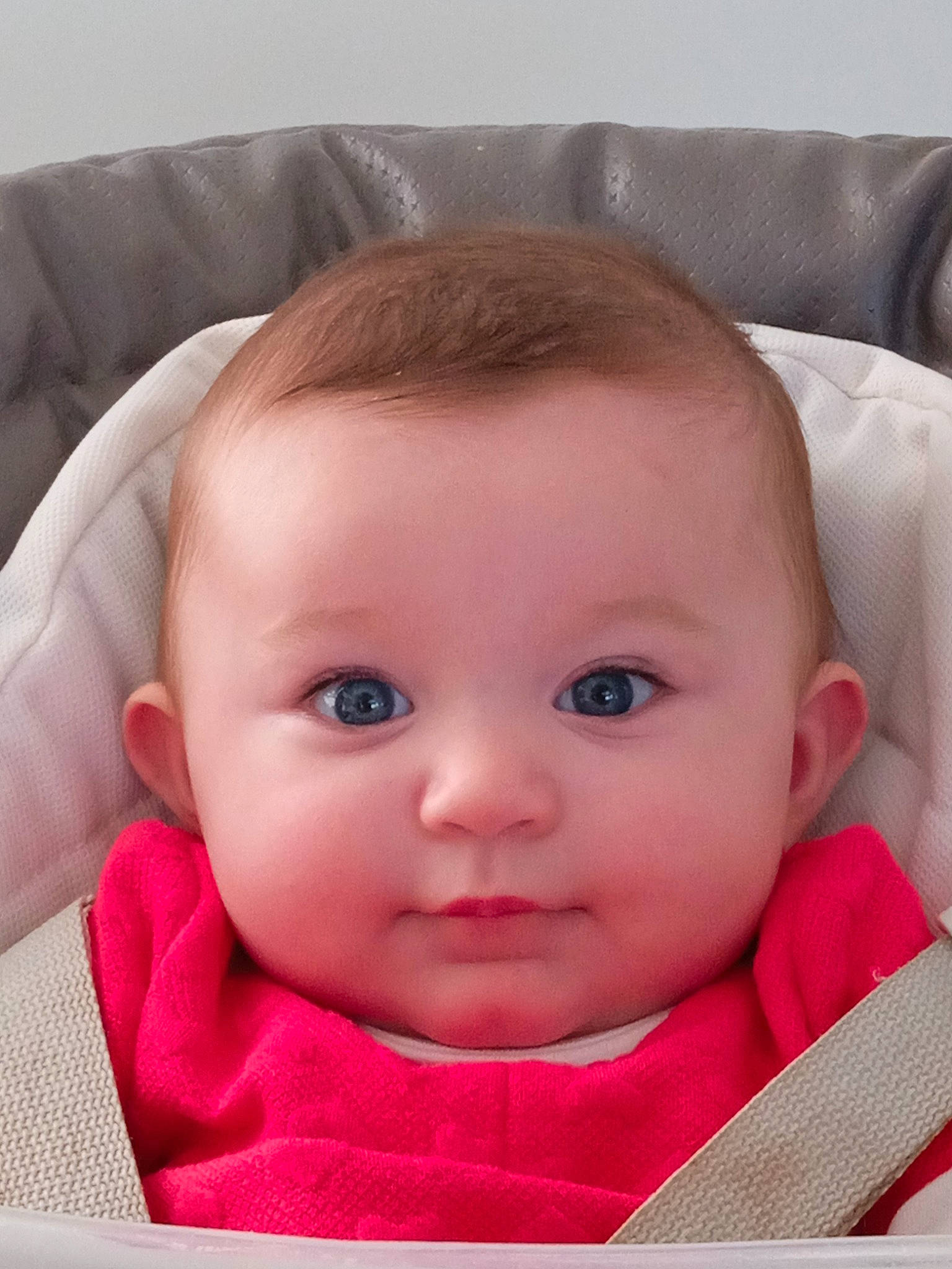 Sofia a rejoint le concours — aidez-le/la à gagner de superbes lots ! baby, baby_toddler_clothing, cheek, child, close_up, comfort, eye, eyebrow, eyelash, hair, head, iris, linens, lip, no_expression, nose, person, skin, sleeve, toddler