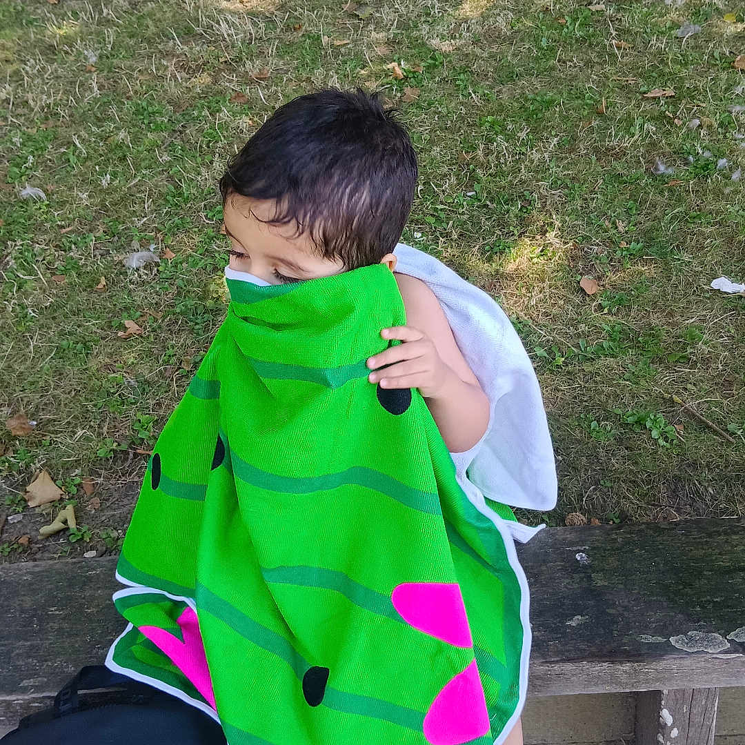 Abdel Jalil participe au concours pour gagner de l'argent avec cette photo : accessories, backyard, bag, boy, child, clothing, dress, face, footwear, grass, head, male, nature, outdoors, person, photography, plant, portrait, shoe, yard