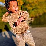 Bryan Santiago a rejoint le concours — aidez-le/la à gagner de superbes lots ! child, boy, curly_hair, sweater, pants, outdoor, autumn, fall_foliage, sunlight, motion, playful, portrait, smiling, happy, casual_clothing, park, nature, daylight, shoe, young