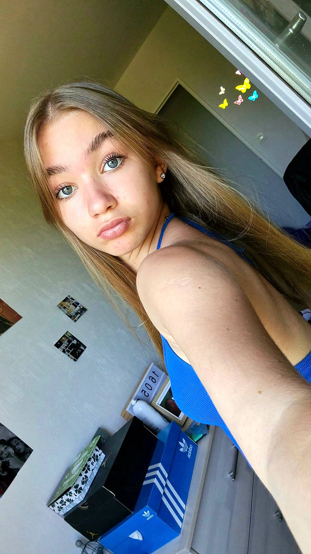 Sophie a rejoint le concours — aidez-le/la à gagner de superbes lots ! abdomen, active_tank, automotive_design, brown_hair, chest, elbow, electric_blue, flash_photography, fun, human_body, human_leg, knee, leisure, person, portrait_photography, sitting, sleeveless_shirt, thigh, trunk, vehicle_door