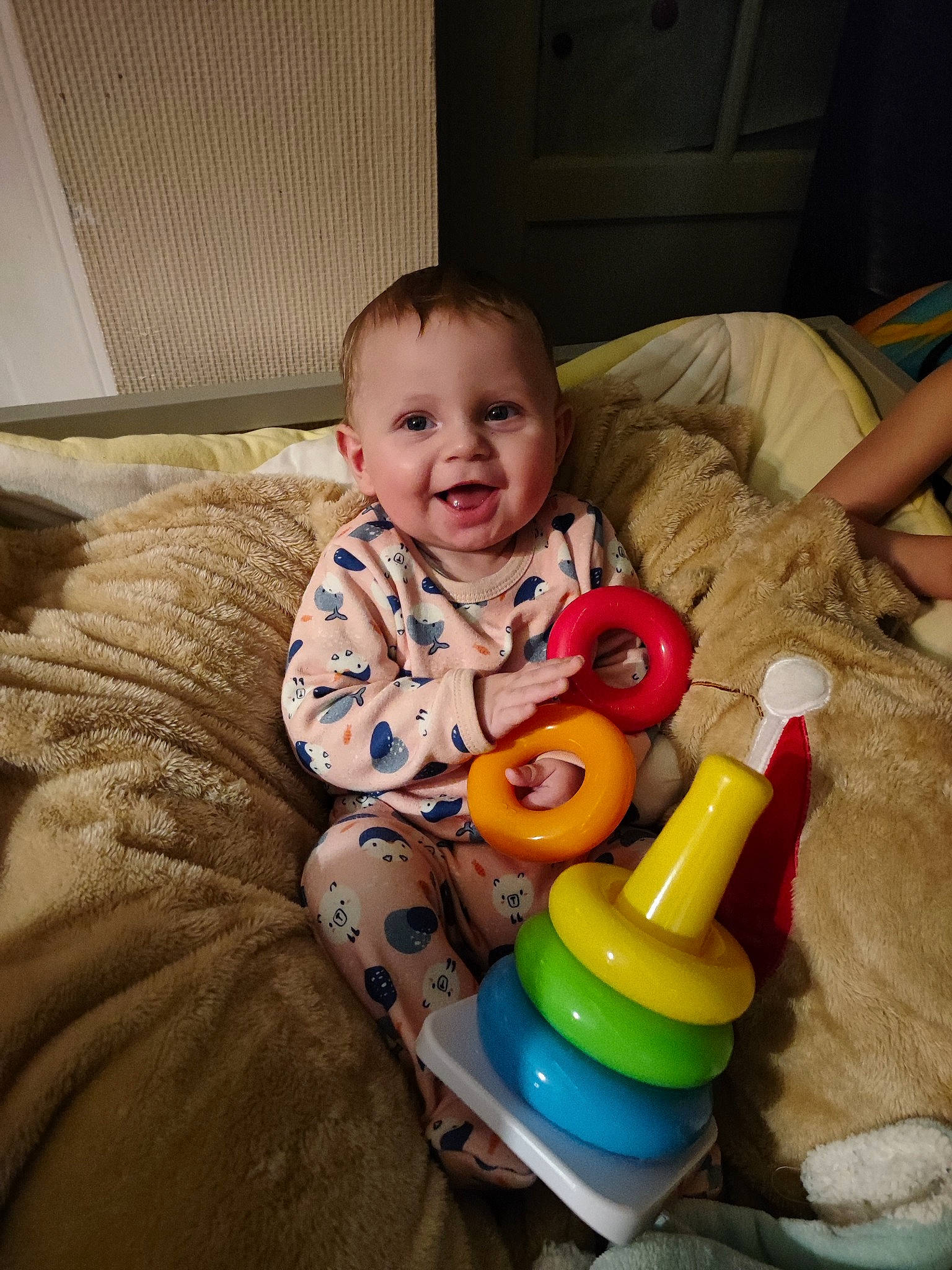 Livio a rejoint le concours — aidez-le/la à gagner de superbes lots ! baby, baby_playing_with_toys, baby_toddler_clothing, cheek, child, comfort, eye, finger, flooring, fun, happy, human_body, iris, joy, nose, person, sitting, skin, smile, toddler