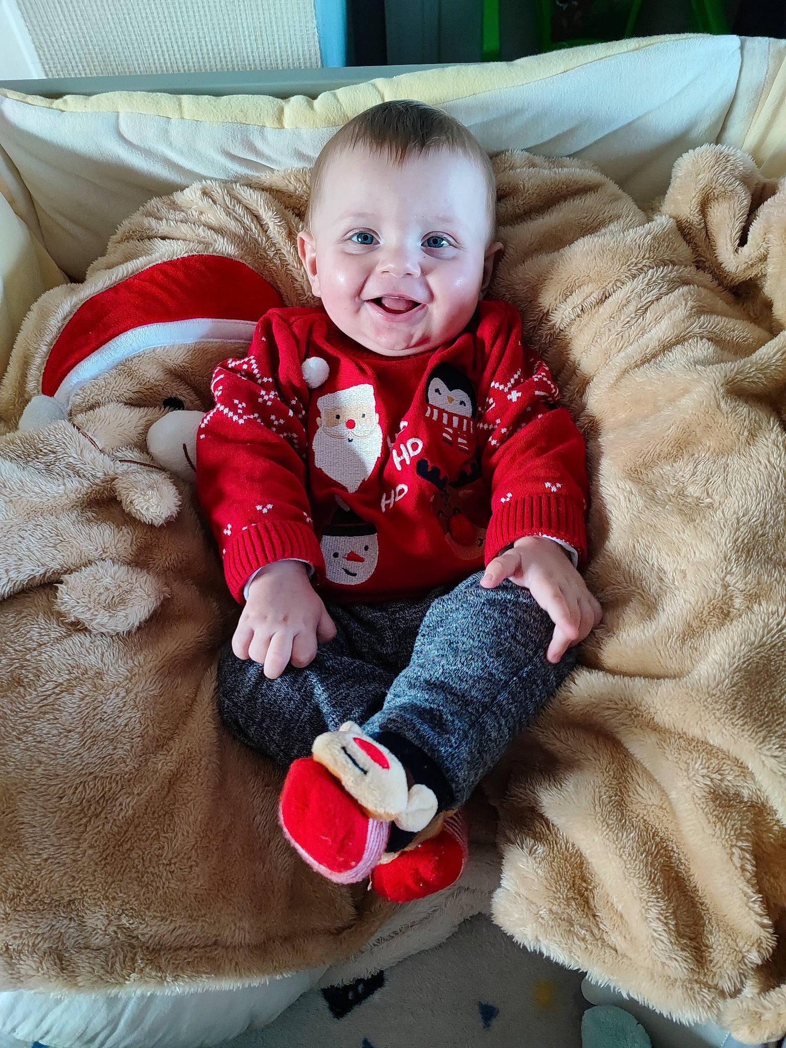 Livio participe au concours pour gagner de l'argent avec cette photo : baby, baby_toddler_clothing, cheek, comfort, couch, eye, face, furniture, happy, head, lap, living_room, outerwear, person, skin, sleeve, smile, textile, toddler, vertebrate