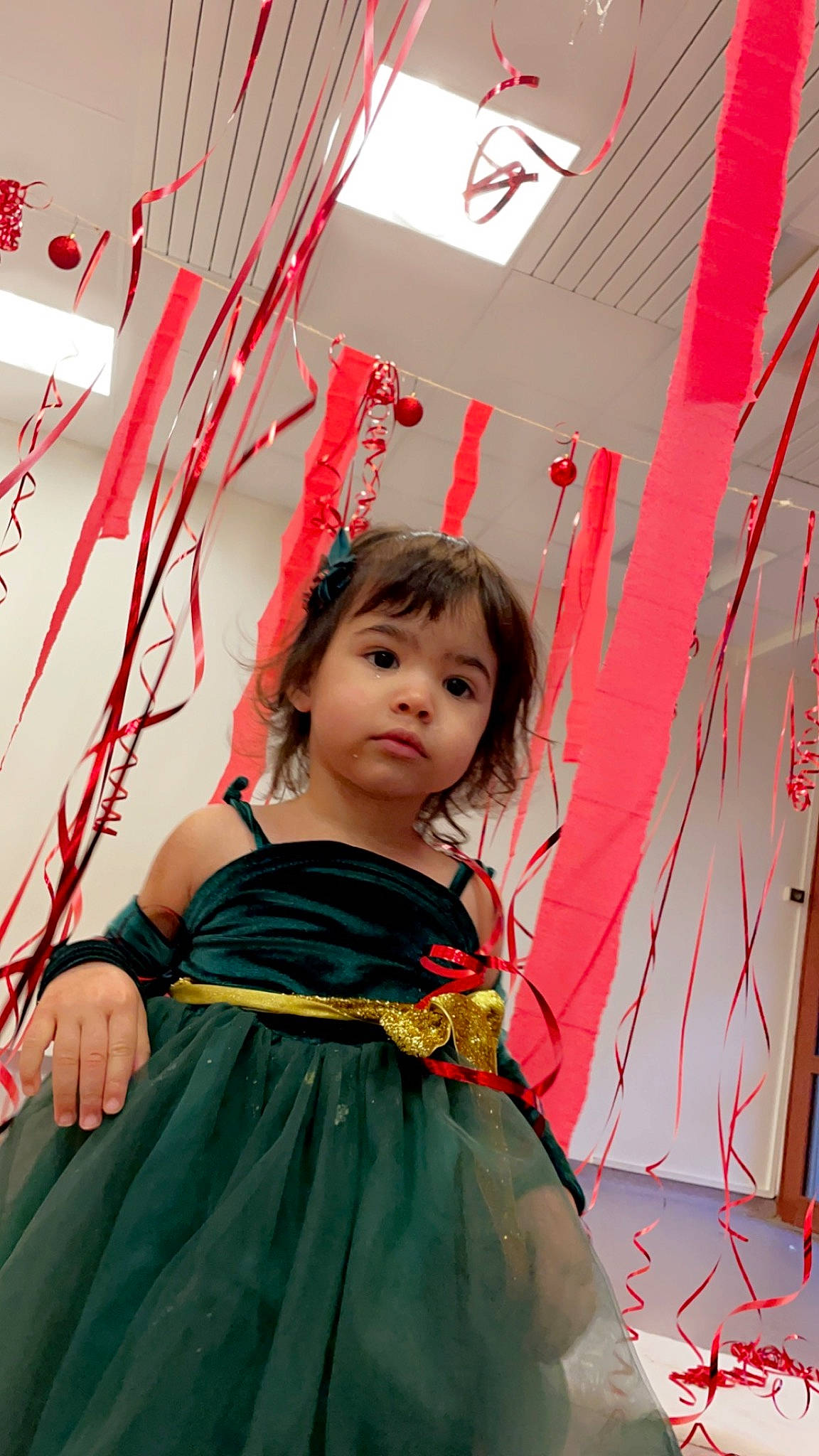 Eva participe au concours pour gagner de l'argent avec cette photo : child, costume, day_dress, event, fashion_design, flash_photography, flooring, formal_wear, fun, happy, magenta, one_piece_garment, pattern, peach, person, pink, portrait_photography, red, snapshot, toddler