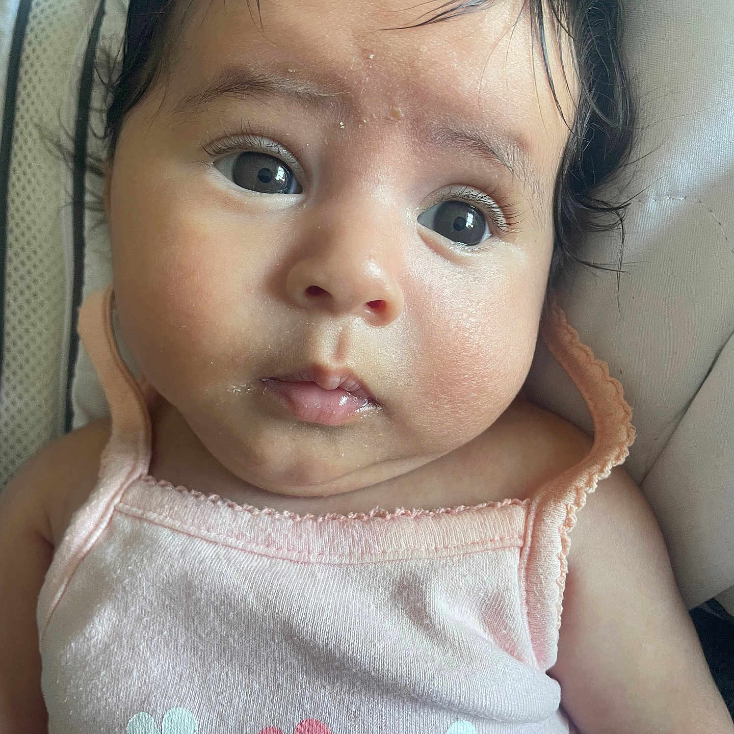 Sofia a rejoint le concours — aidez-le/la à gagner de superbes lots ! baby, child, closeup, curious, cushion, cute, expression, eyes, face, flower_print, hair, indoors, infant, person, pink_clothing, portrait, resting, skin, tank_top, young