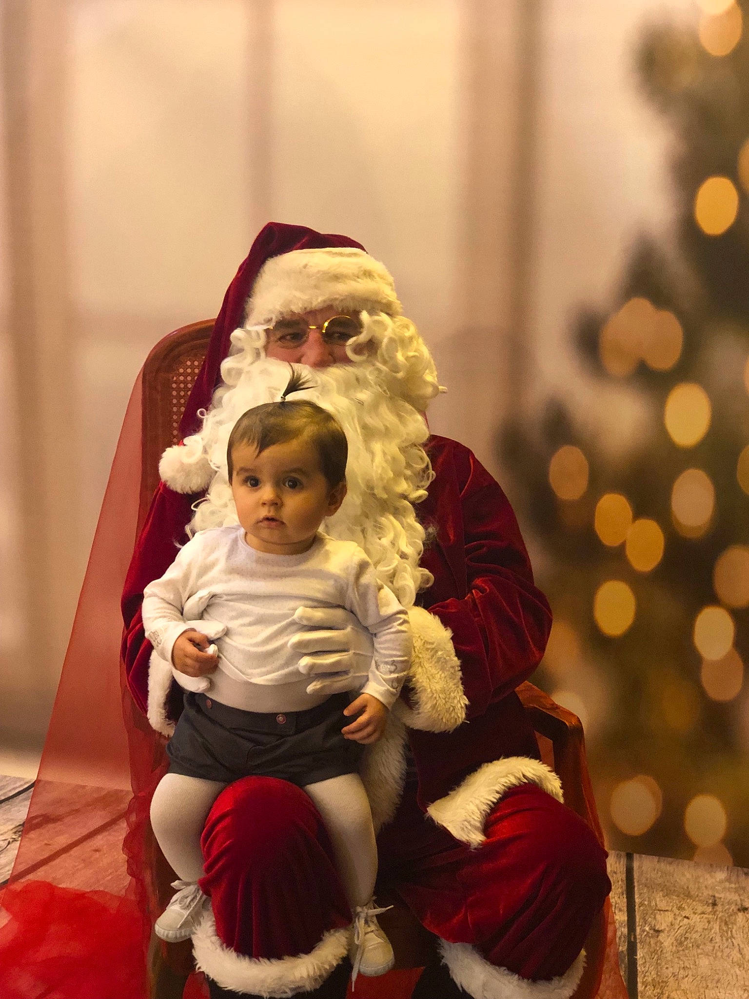 Mylla a rejoint le concours — aidez-le/la à gagner de superbes lots ! child, christmas, christmas_decoration, event, girl, holiday, infant, lap, person, santa_claus, toddler, tradition