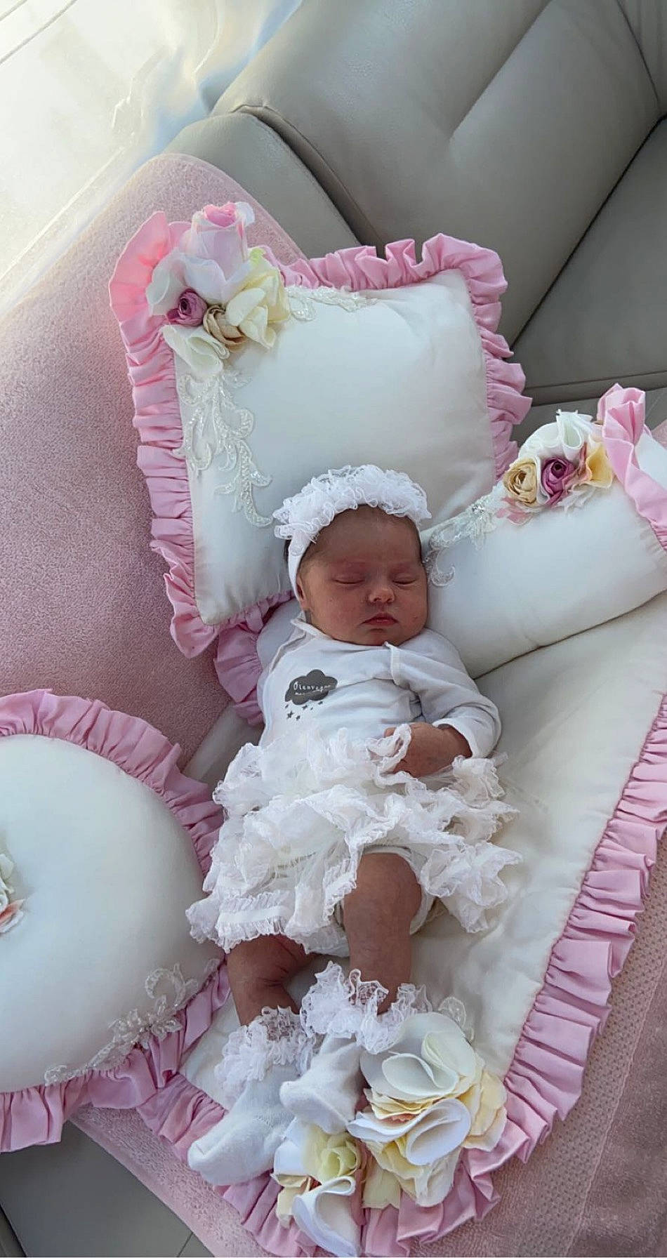 Amber participe au concours pour gagner de l'argent avec cette photo : baby, baby_products, baby_safety, baby_sleeping, baby_toddler_clothing, bedding, bedtime, cheek, child, comfort, cradle, infant_bed, linens, person, pink, product, room, sleeve, textile, throw_pillow