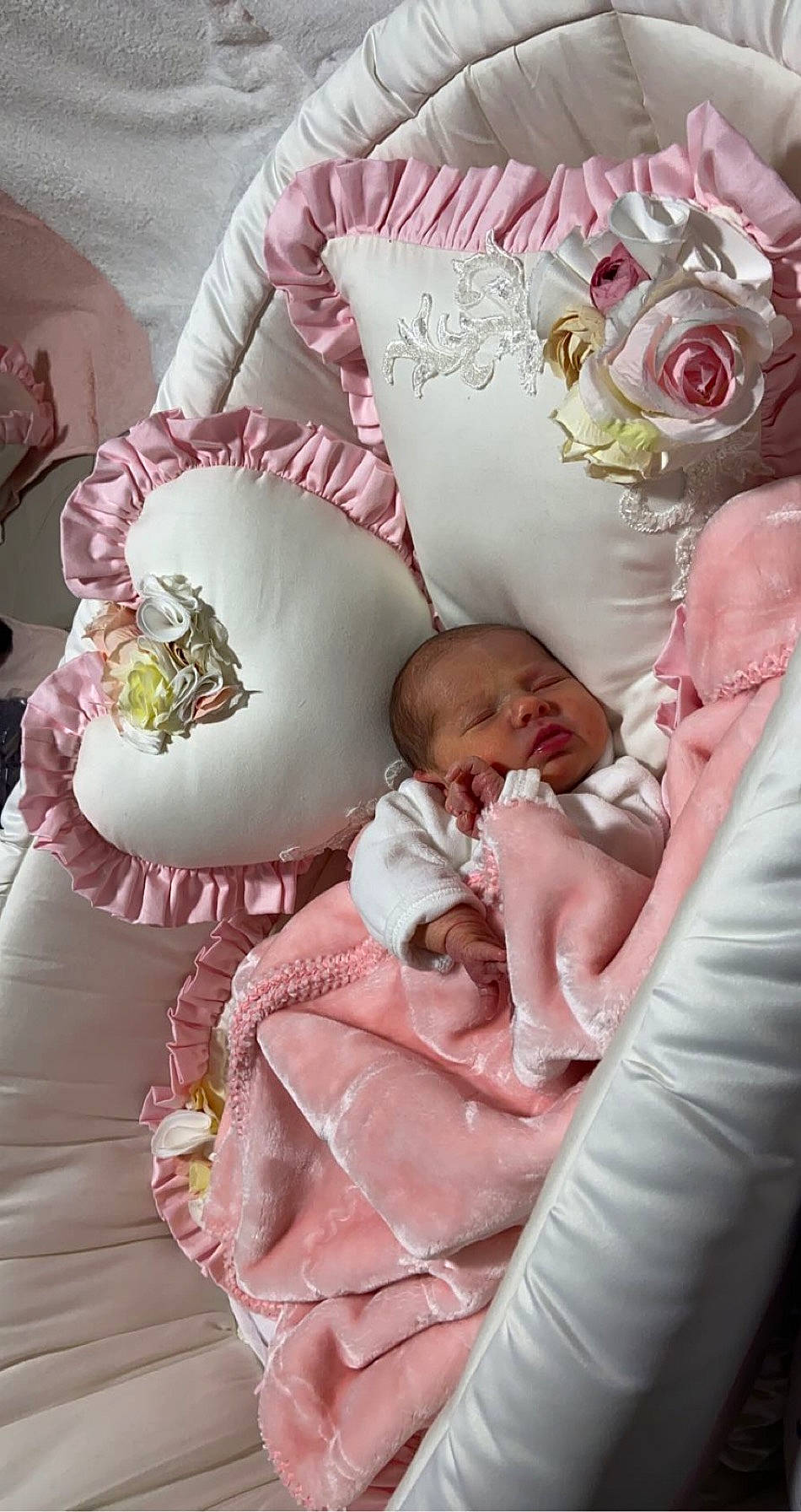 Amber a rejoint le concours — aidez-le/la à gagner de superbes lots ! baby, baby_carriage, baby_products, baby_sleeping, baby_toddler_clothing, bedding, child, comfort, costume_hat, eye, head, headgear, infant_bed, linens, magenta, person, pillow, pink, purple, textile