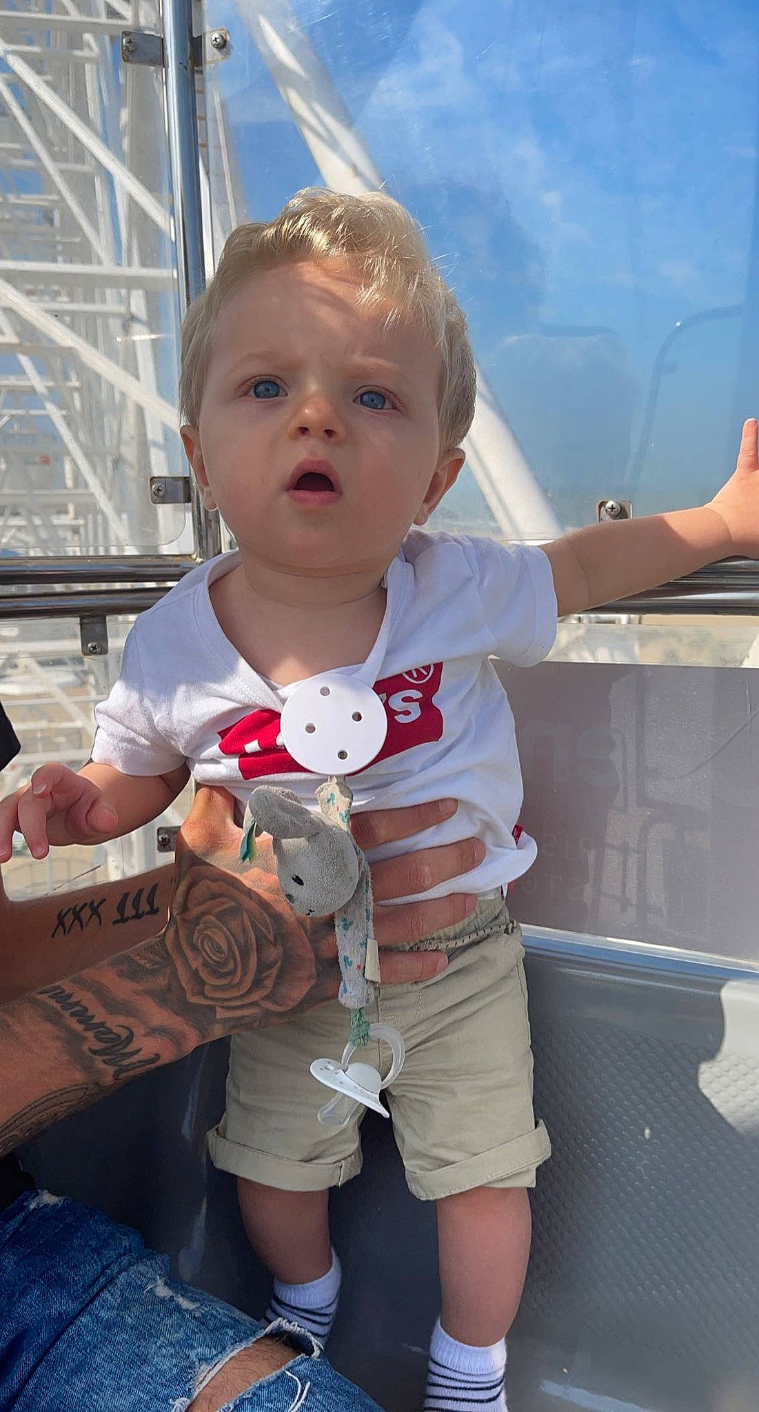 Thiago a rejoint le concours — aidez-le/la à gagner de superbes lots ! arm, baby_toddler_clothing, child, cool, elbow, fun, hairstyle, happy, joint, leisure, mouth, pattern, person, shorts, shoulder, skin, sleeve, surprise, t_shirt, thigh