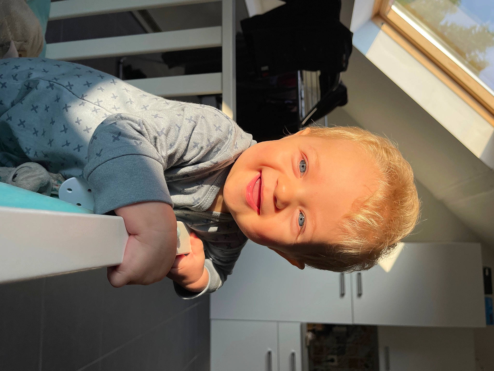 Thiago participe au concours pour gagner de l'argent avec cette photo : baby, baby_products, chair, chest, child, comfort, elbow, fun, joy, knee, mouth, person, room, sitting, smile, t_shirt, toddler, vacation, window, wood