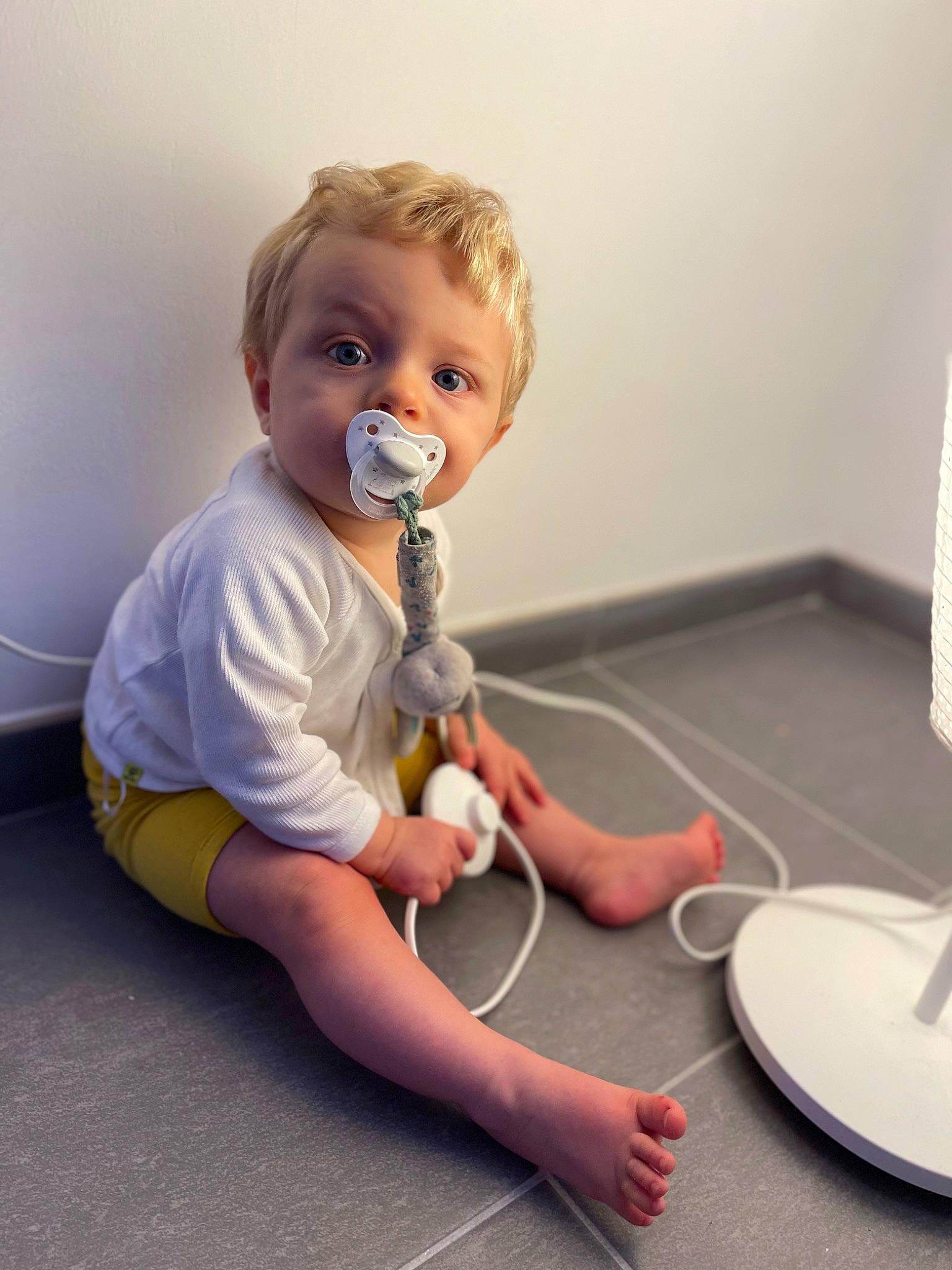 Thiago a rejoint le concours — aidez-le/la à gagner de superbes lots ! arm, art, baby, baby_toddler_clothing, child, floor, flooring, foot, fun, hairstyle, household_supply, human_leg, joint, knee, person, play, room, sitting, thumb, toddler