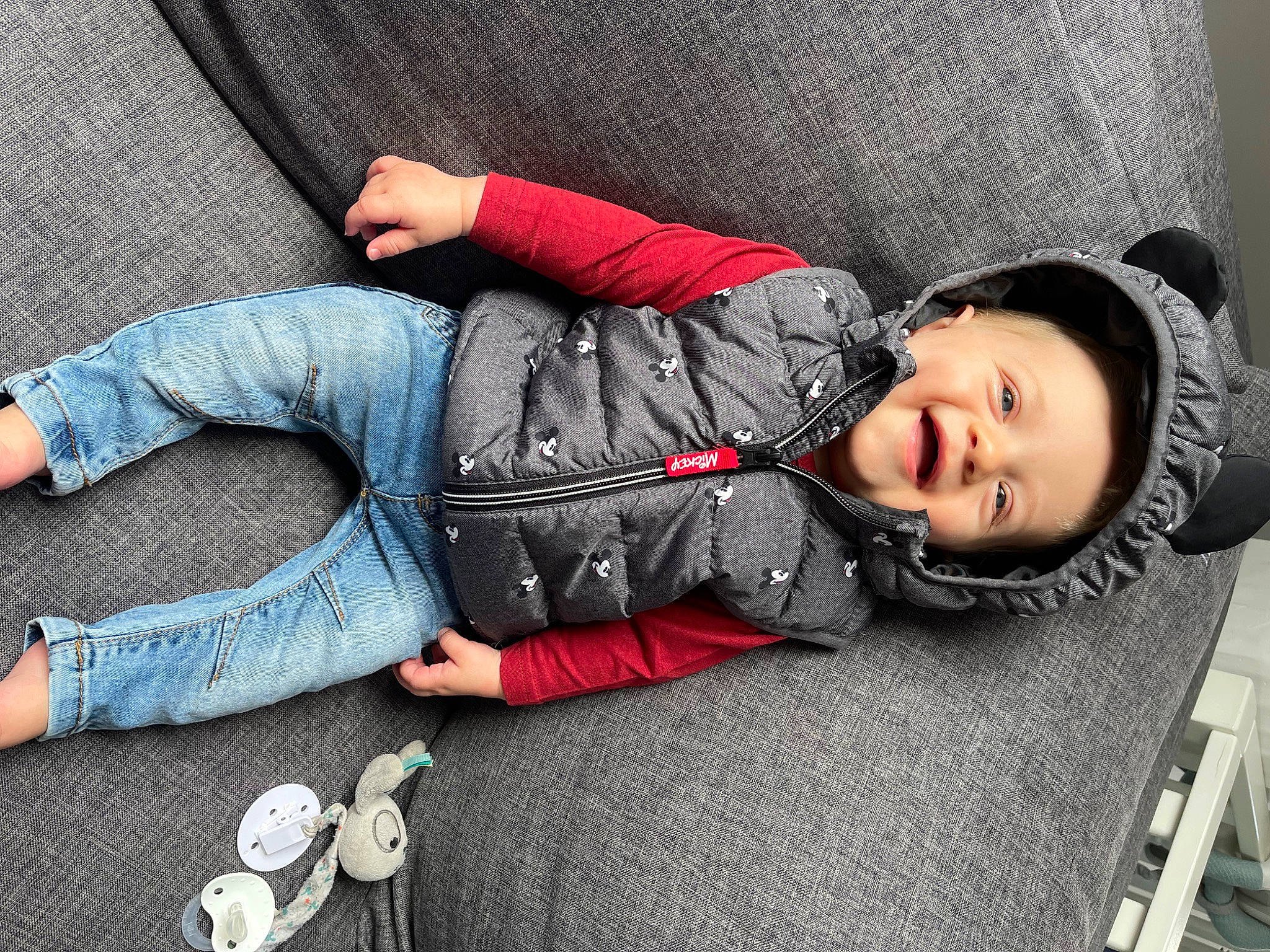 Thiago a rejoint le concours — aidez-le/la à gagner de superbes lots ! baby, carmine, child, comfort, cool, denim, electric_blue, flooring, grass, human_leg, knee, leg, nap, pattern, person, sitting, sleeve, smile, street_fashion, textile