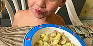 Lyno participe au concours pour gagner de l'argent avec cette photo : blue_eyes, bowl, boy, chair, child, cute, expression, face, food, hair, indoor, kitchen, mashed_potatoes, meal, messy, plate, pokemon, skin, smile, table