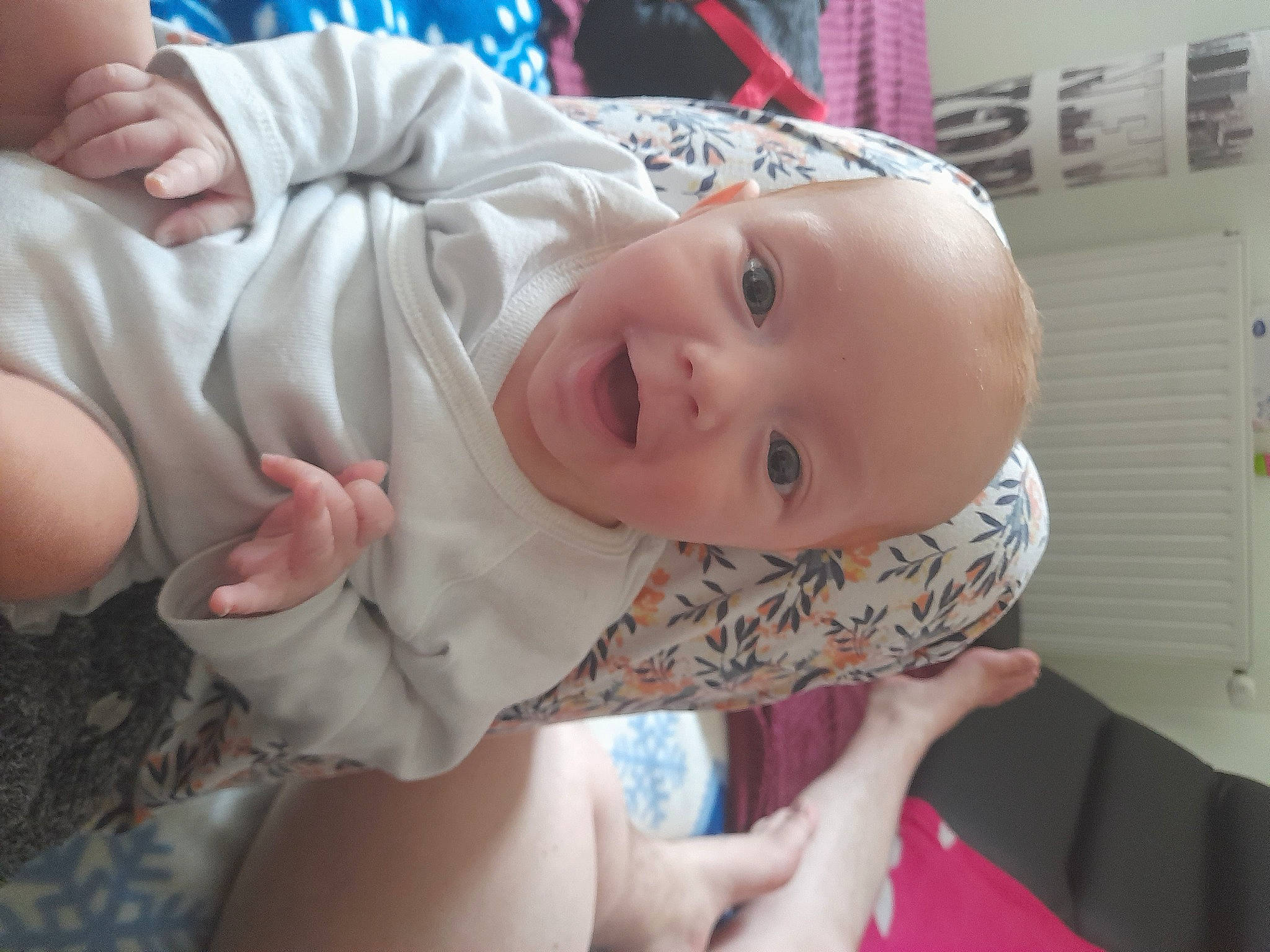 Léon a rejoint le concours — aidez-le/la à gagner de superbes lots ! baby, baby_toddler_clothing, cheek, child, comfort, eyelash, finger, fun, gesture, happy, nail, nose, pattern, person, skin, smile, thumb, toddler, wrist