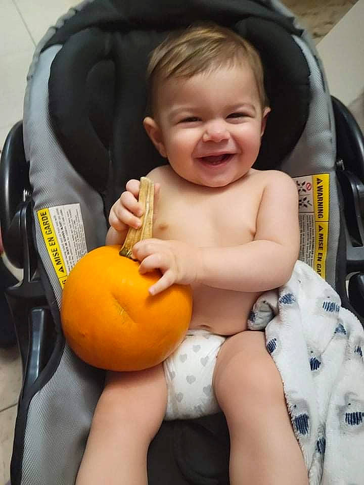 Tonino a rejoint le concours — aidez-le/la à gagner de superbes lots ! arm, baby, chest, comfort, eye, face, finger, happy, joy, leg, mouth, muscle, orange, organ, person, product, skin, smile, stomach, thigh