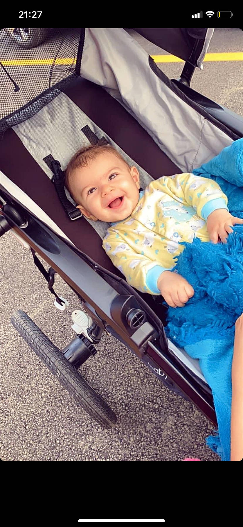 Tonino participe au concours pour gagner de l'argent avec cette photo : baby, baby_carriage, baby_products, baby_safety, baby_toddler_clothing, blue, chair, child, comfort, electric_blue, eye, fun, happy, joy, lap, leisure, person, play, recreation, sitting