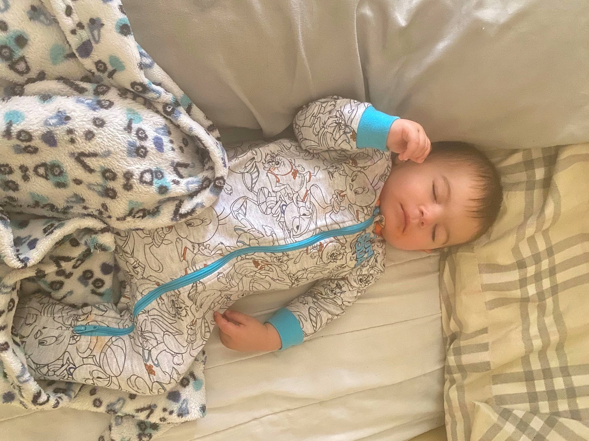 Tonino participe au concours pour gagner de l'argent avec cette photo : abdomen, baby, baby_sleeping, baby_toddler_clothing, bedding, comfort, couch, electric_blue, foot, human_leg, linens, mammal, pattern, person, product, skin, sleeve, textile, toddler, vertebrate