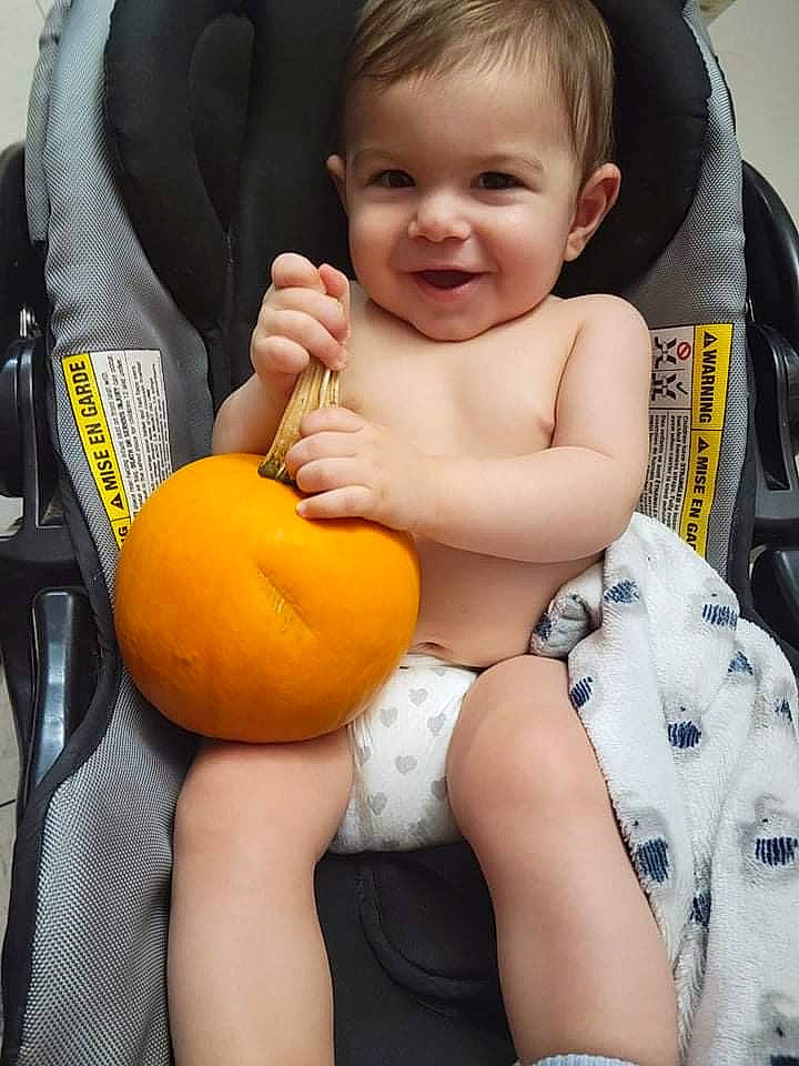 Tonino participe au concours pour gagner de l'argent avec cette photo : abdomen, baby, baby_toddler_clothing, chest, child, eye, finger, happy, human_leg, joint, joy, leg, orange, person, skin, smile, stomach, thigh, thumb, toddler