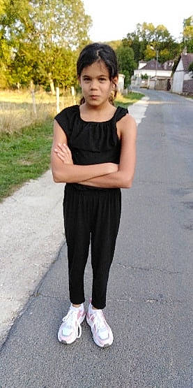 Maëlys participe au concours pour gagner de l'argent avec cette photo : active_pants, asphalt, chest, denim, hair, head, knee, leg, neck, outerwear, person, plant, shoulder, sleeve, sportswear, street_fashion, t_shirt, thigh, trunk, waist