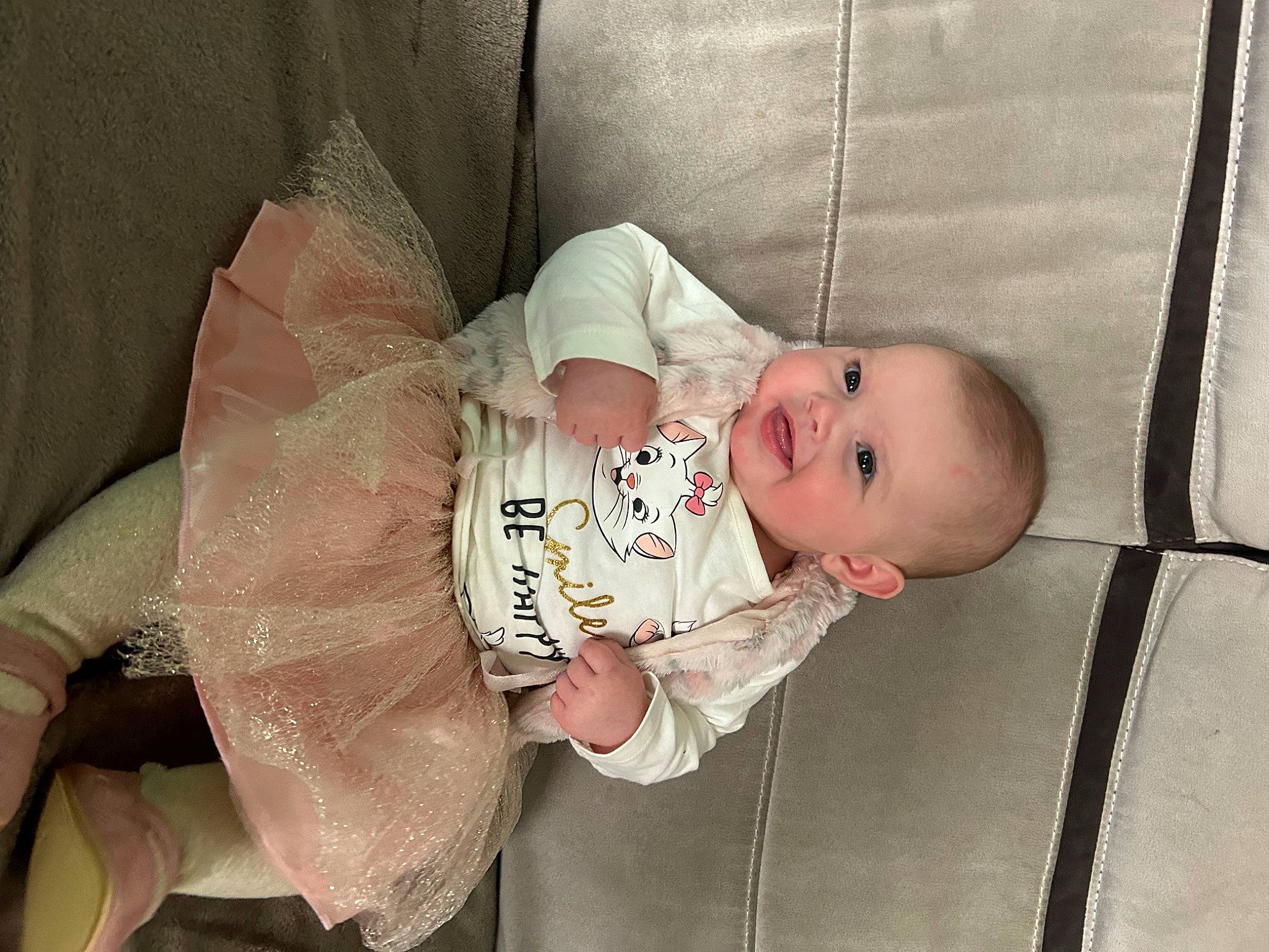 Lyana a rejoint le concours — aidez-le/la à gagner de superbes lots ! baby, baby_products, baby_safety, baby_toddler_clothing, cheek, child, comfort, dress, eye, eyelash, face, head, headgear, human_body, iris, joy, person, product, skin, sleeve