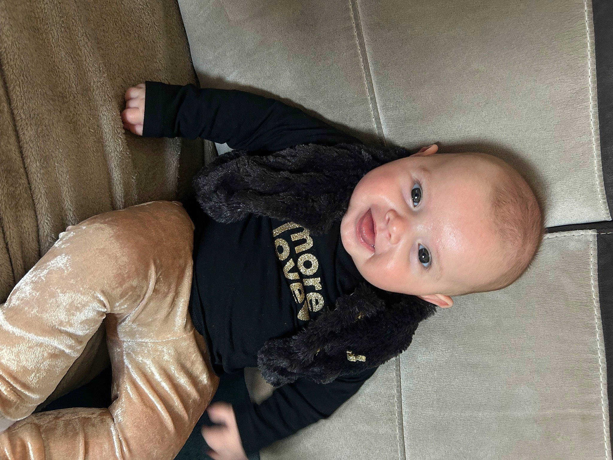 Lyana participe au concours pour gagner de l'argent avec cette photo : baby, baby_toddler_clothing, cheek, chest, collar, comfort, elbow, flash_photography, fun, knee, leather, leather_jacket, person, personal_protective_equipment, sitting, sleeve, smile, thigh, thumb, toddler