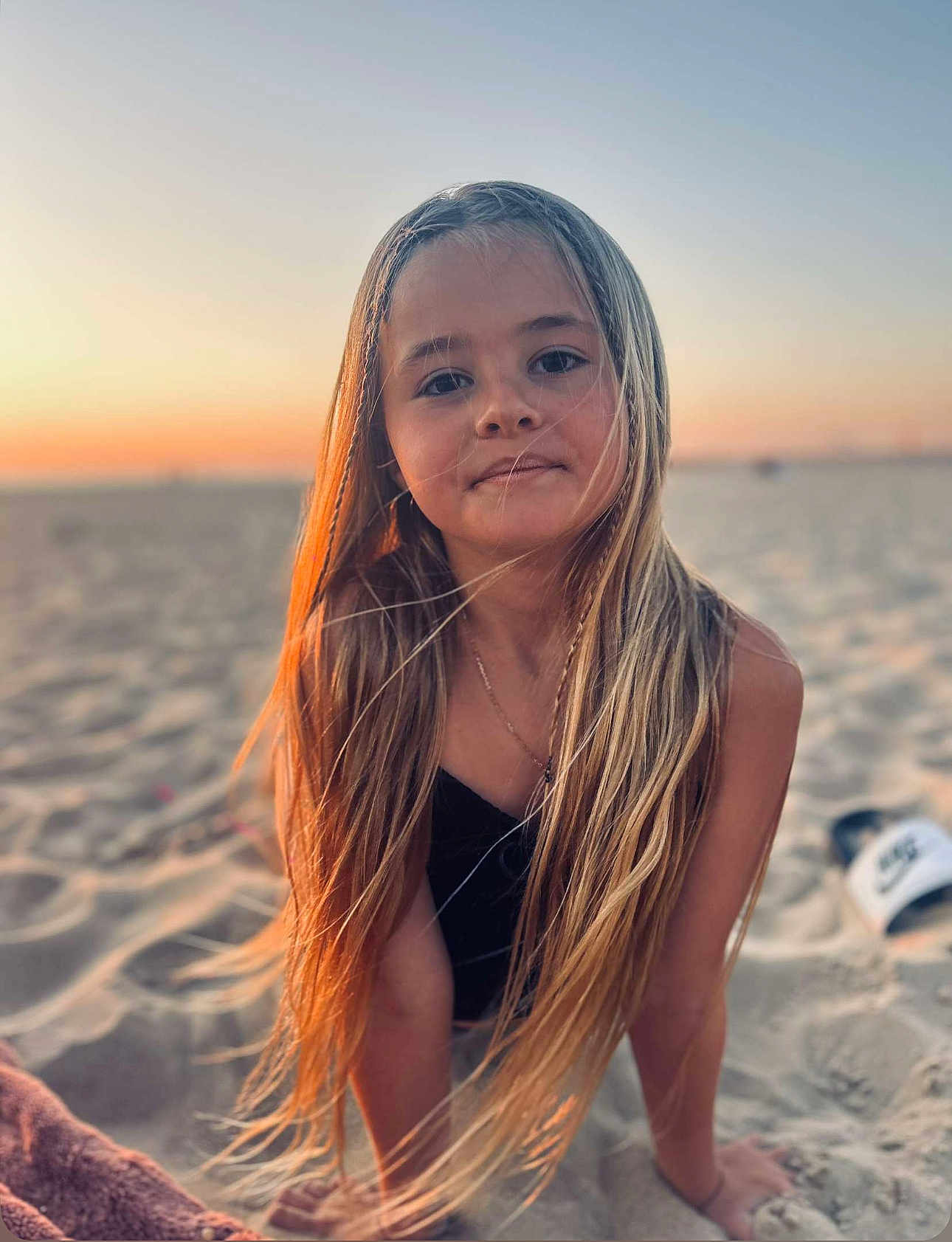 Allya participe au concours pour gagner de l'argent avec cette photo : child, girl, beach, sand, sunset, long_hair, blonde_hair, smiling, portrait, outdoor, nature, sea, sky, sunlight, warm_light, casual_clothing, young, vacation, relaxation, summer